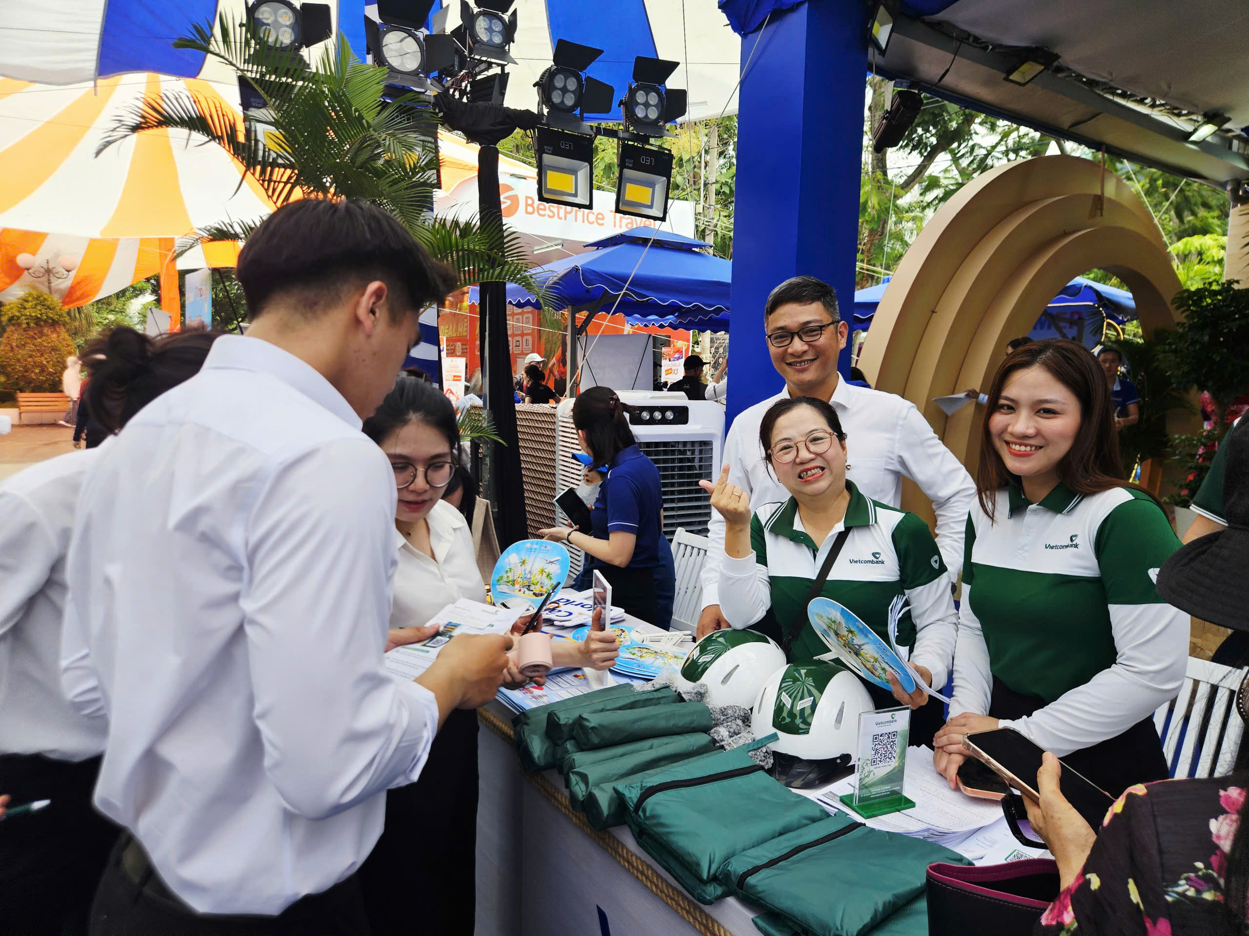 Người d&acirc;n nhộn nhịp đi săn tour du lịch ưu đ&atilde;i dịp 30-4 tại ng&agrave;y hội ở TPHCM - Ảnh 13.