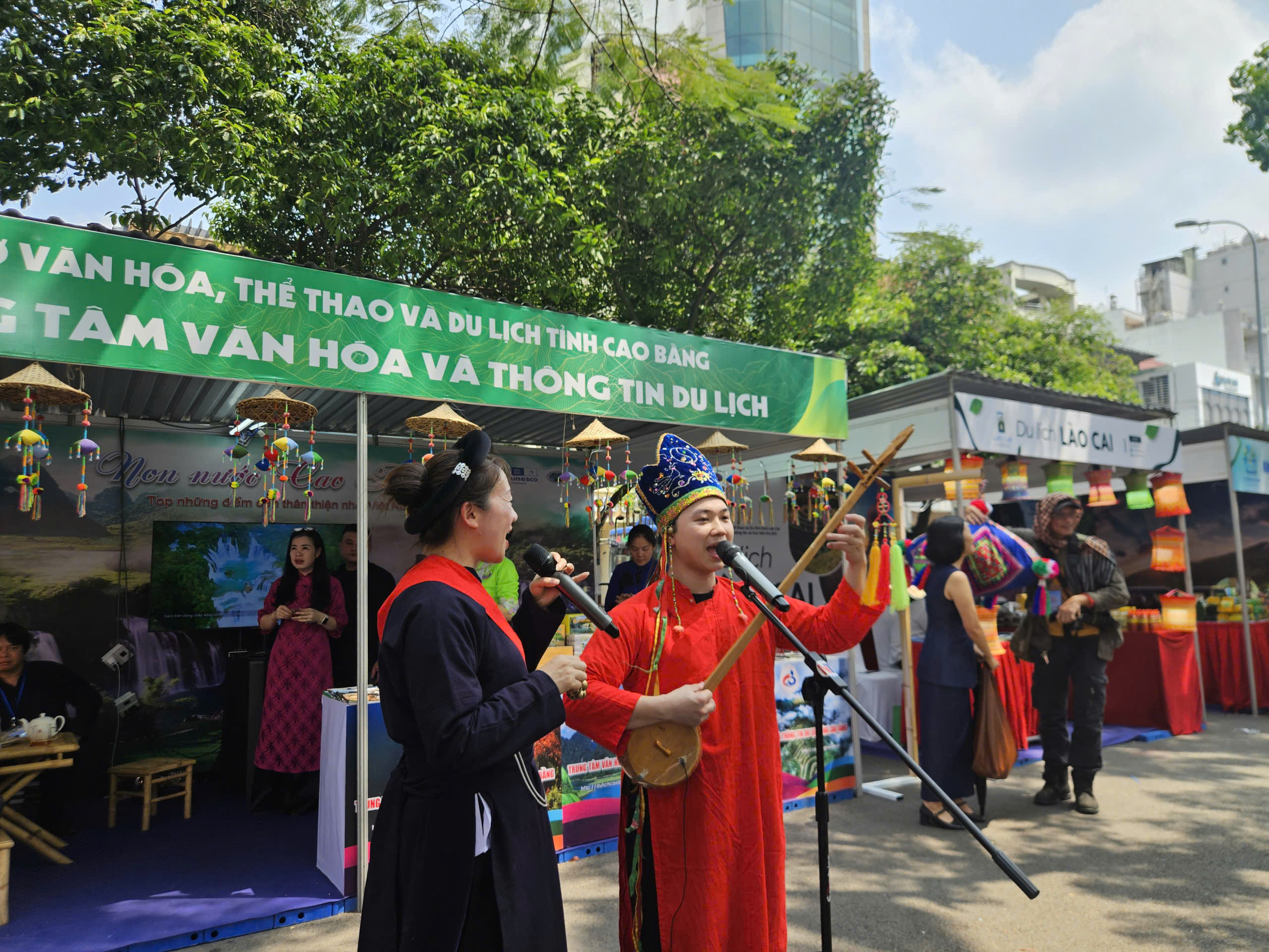 Người d&acirc;n nhộn nhịp đi săn tour du lịch ưu đ&atilde;i dịp 30-4 tại ng&agrave;y hội ở TPHCM - Ảnh 14.