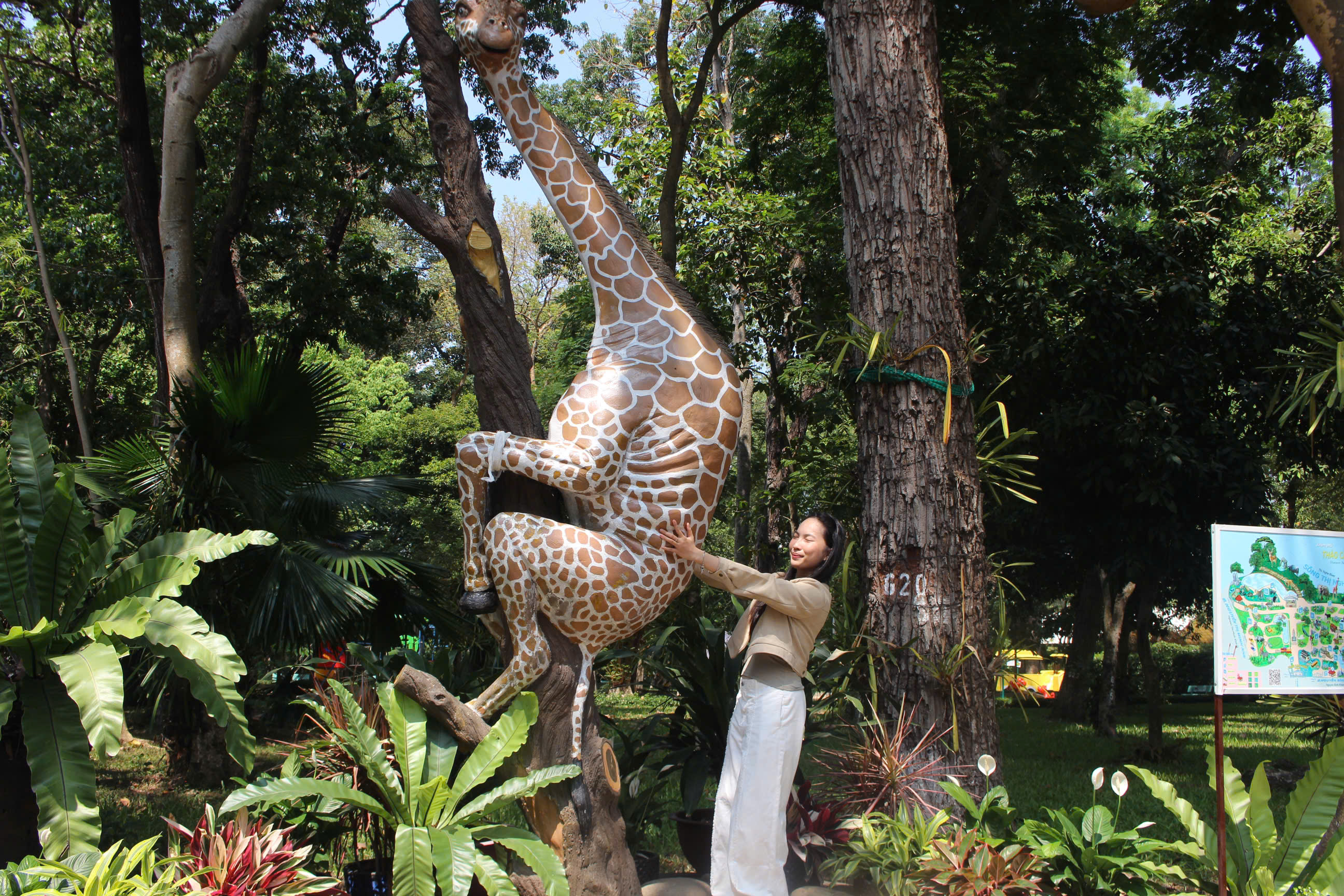 Thảo Cầm Viên Sài Gòn khuyến cáo sau trào lưu leo tượng chụp ảnh - Ảnh 8.