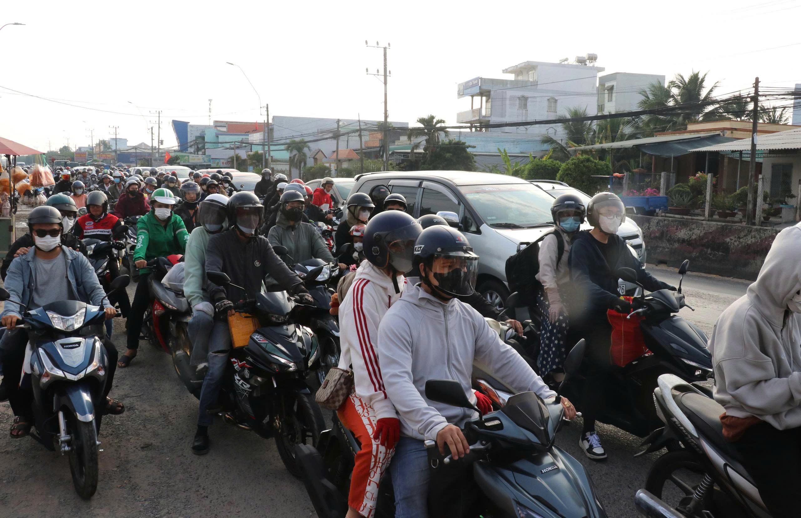 Dòng người từ TPHCM đổ về miền Tây nghỉ lễ 30-4, nhiều tuyến đường ở Tây Ninh quá tải - Ảnh 1.