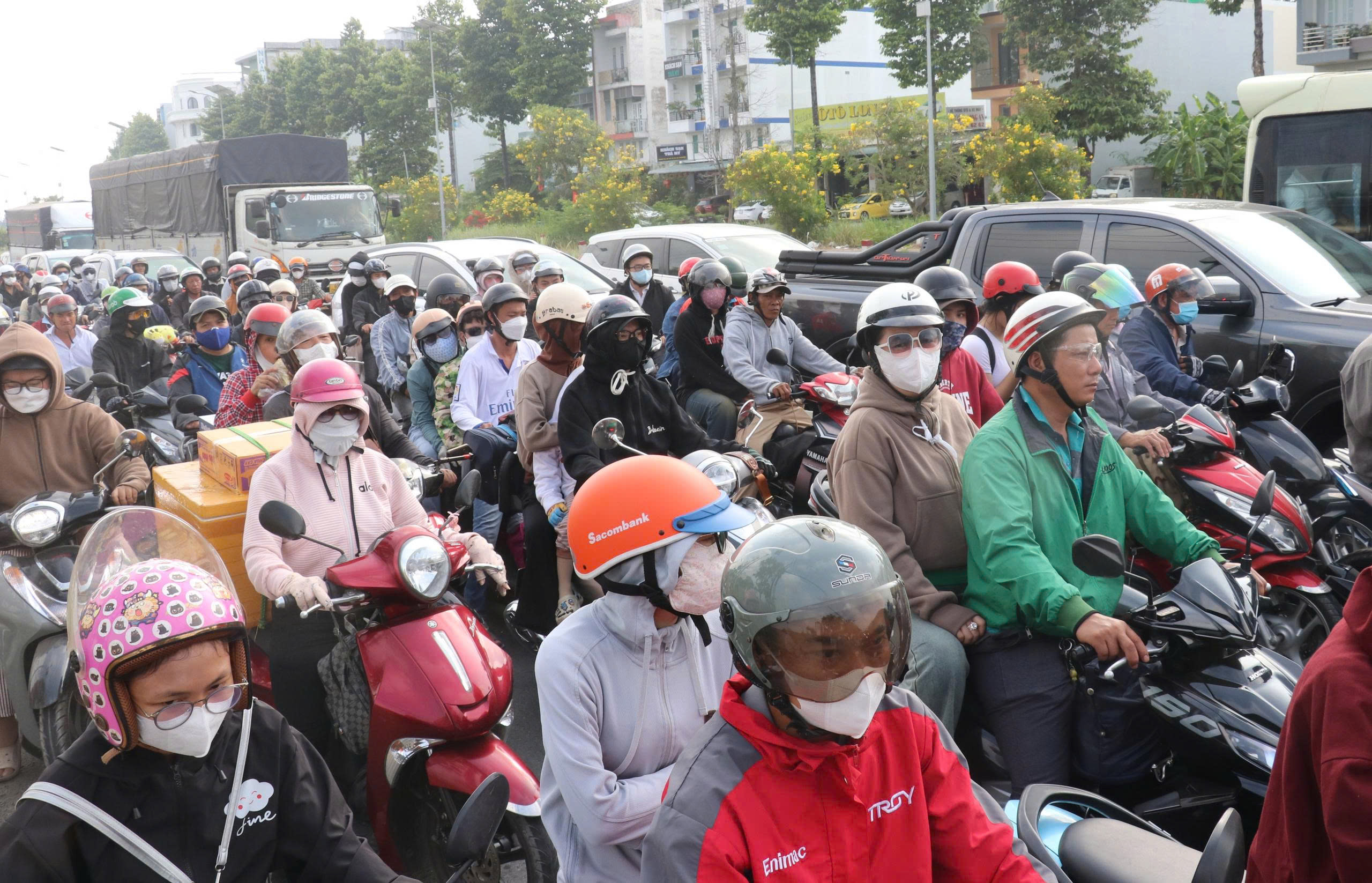 Dòng người từ TPHCM đổ về miền Tây nghỉ lễ 30-4, nhiều tuyến đường ở Tây Ninh quá tải - Ảnh 11.