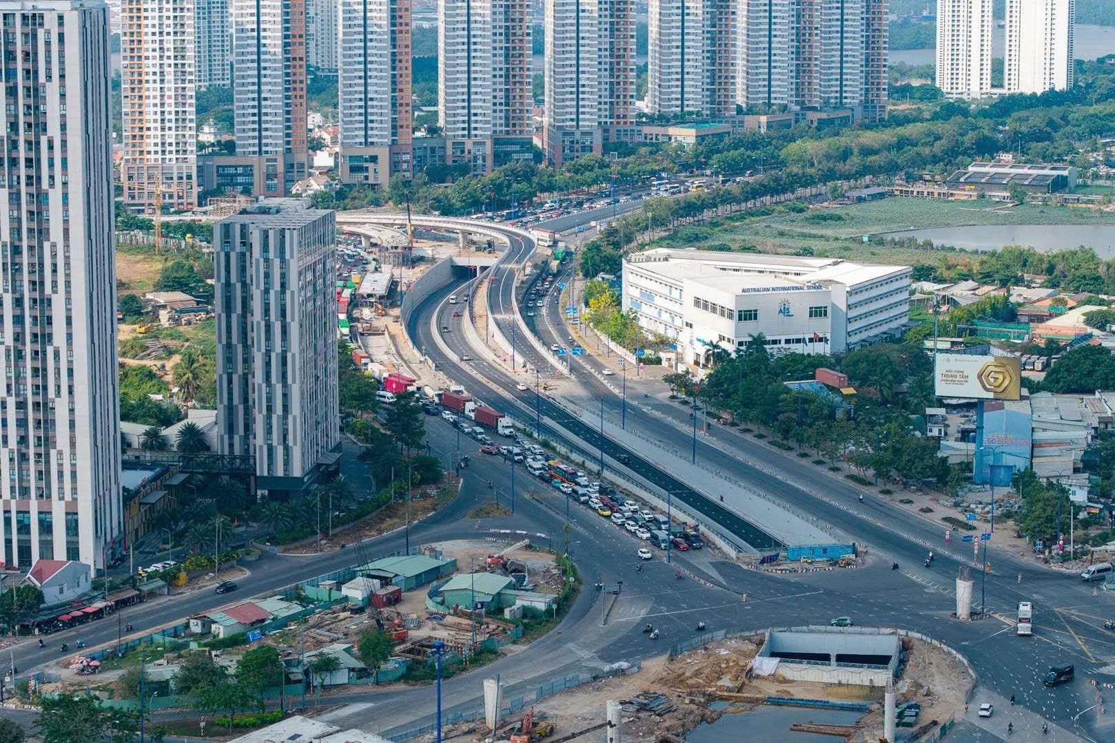 Phía Đông TPHCM đang xảy ra ùn ứ giao thông kéo dài - Ảnh 2.