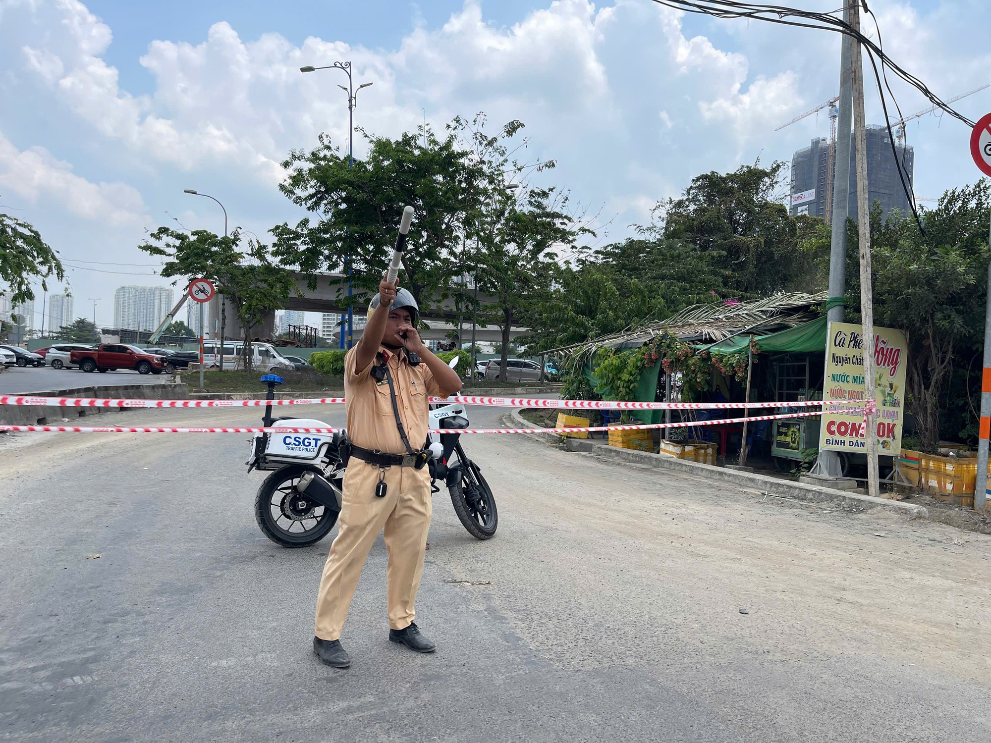 Phía Đông TPHCM đang xảy ra ùn ứ giao thông kéo dài - Ảnh 10.