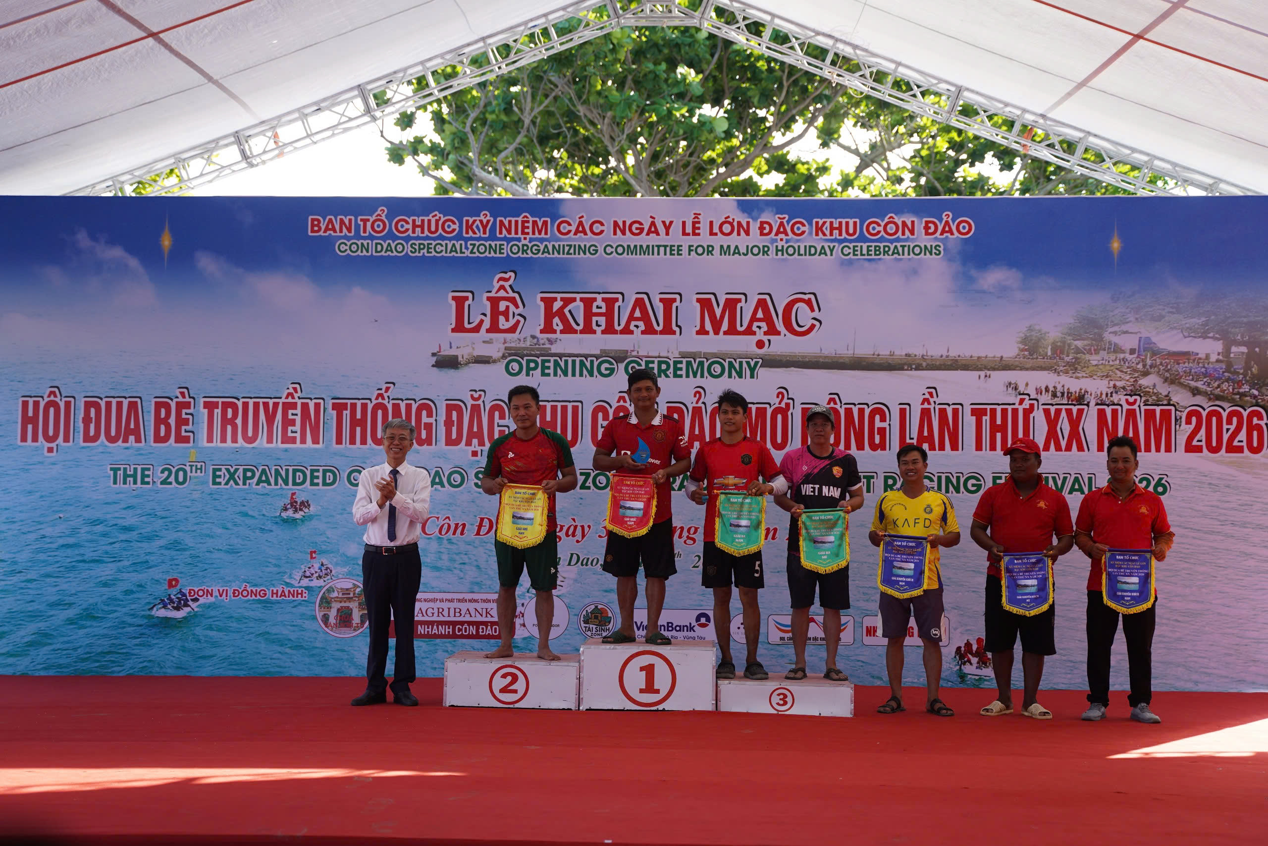 T&aacute;i hiện h&agrave;nh tr&igrave;nh "kết b&egrave; vượt ngục" qua hội đua b&egrave; C&ocirc;n Đảo - Ảnh 7.