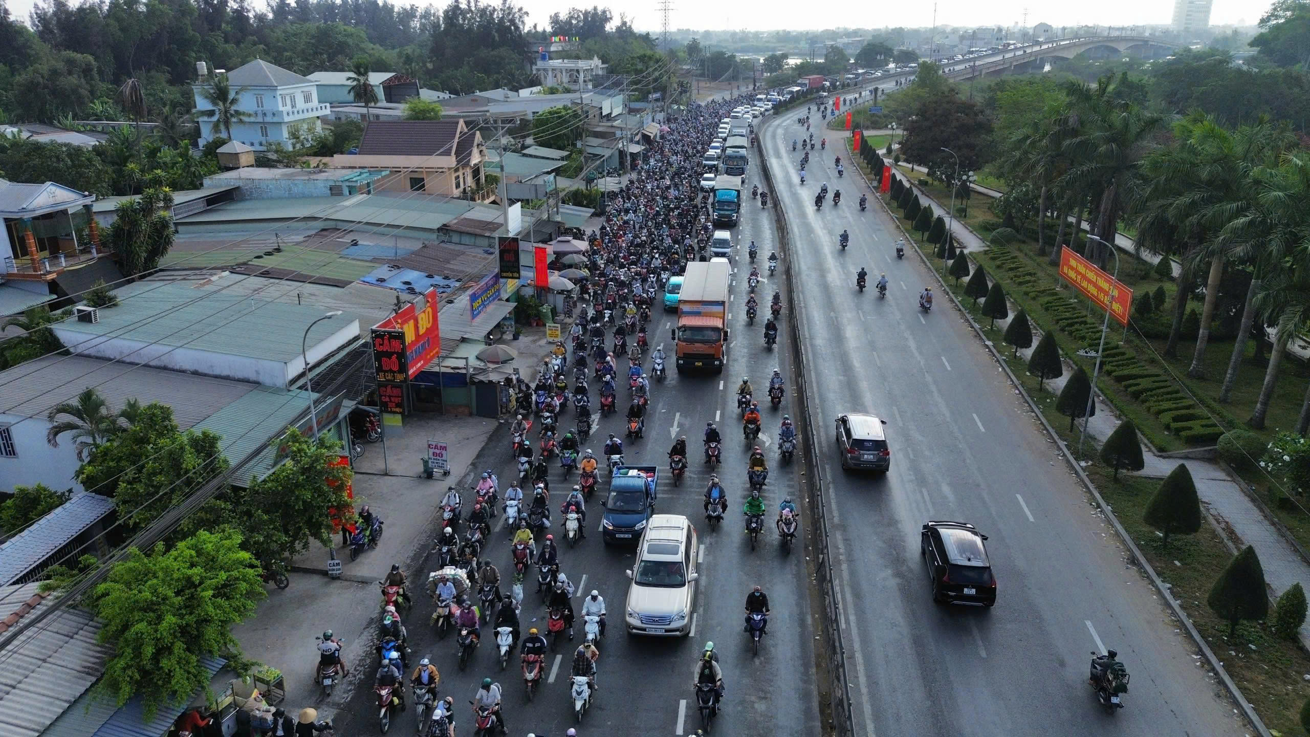 Dòng người từ TPHCM đổ về miền Tây nghỉ lễ 30-4, nhiều tuyến đường ở Tây Ninh quá tải - Ảnh 13.