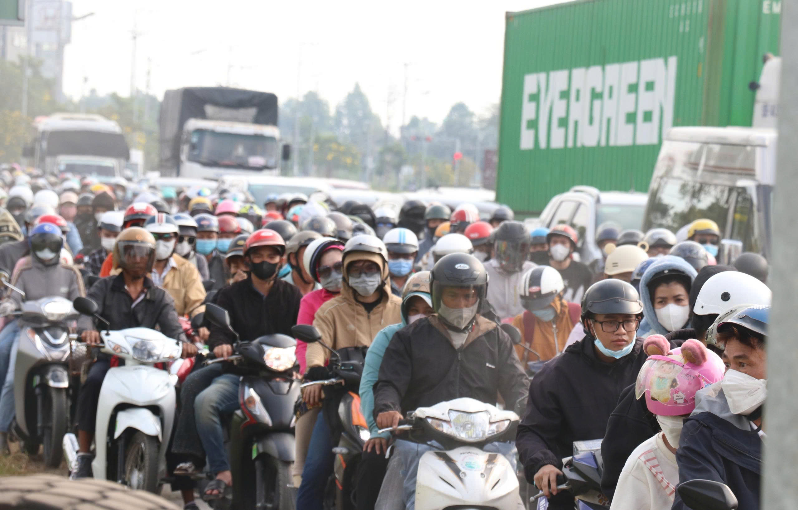 Dòng người từ TPHCM đổ về miền Tây nghỉ lễ 30-4, nhiều tuyến đường ở Tây Ninh quá tải - Ảnh 14.