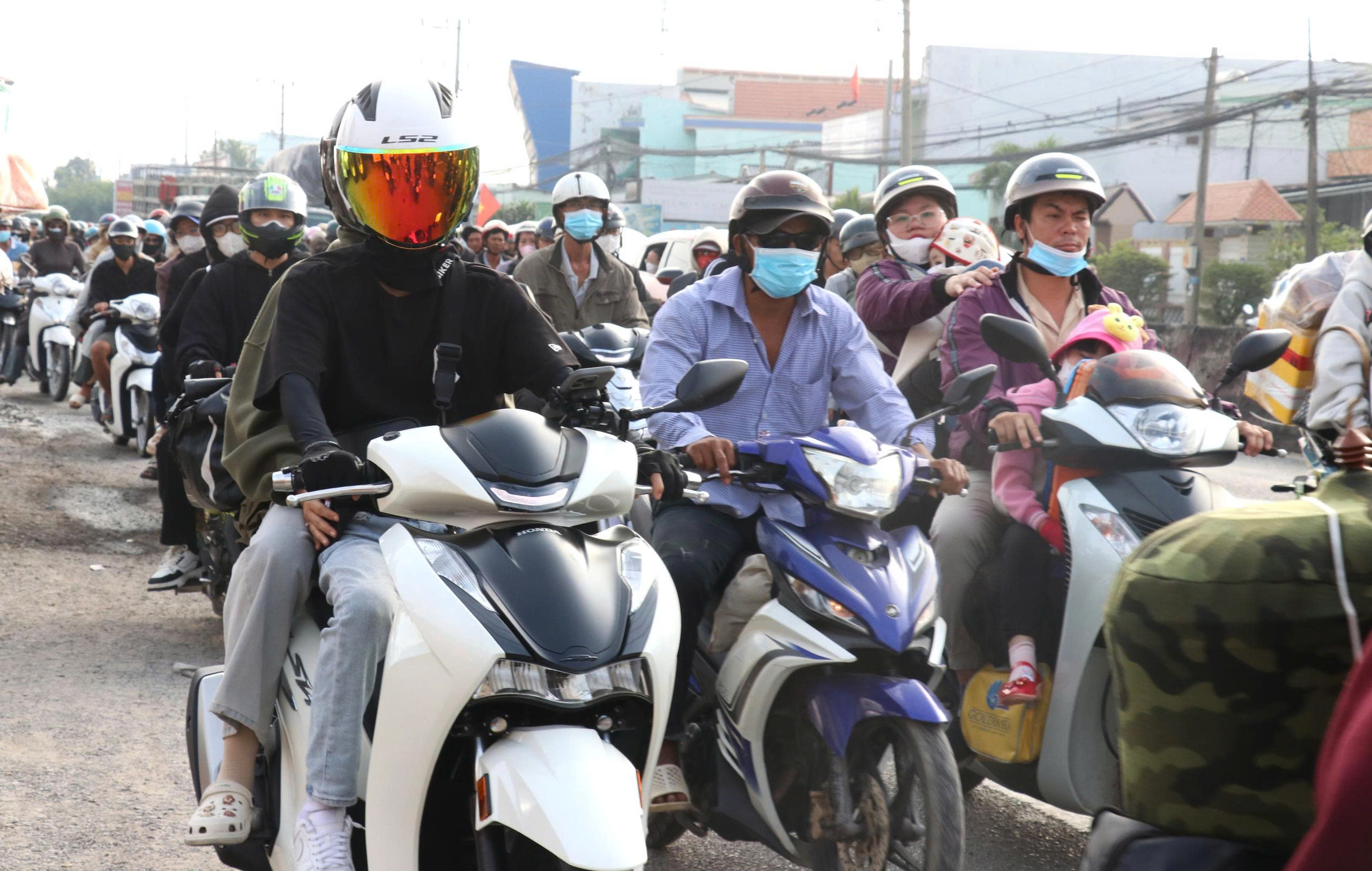 Dòng người từ TPHCM đổ về miền Tây nghỉ lễ 30-4, nhiều tuyến đường ở Tây Ninh quá tải - Ảnh 2.