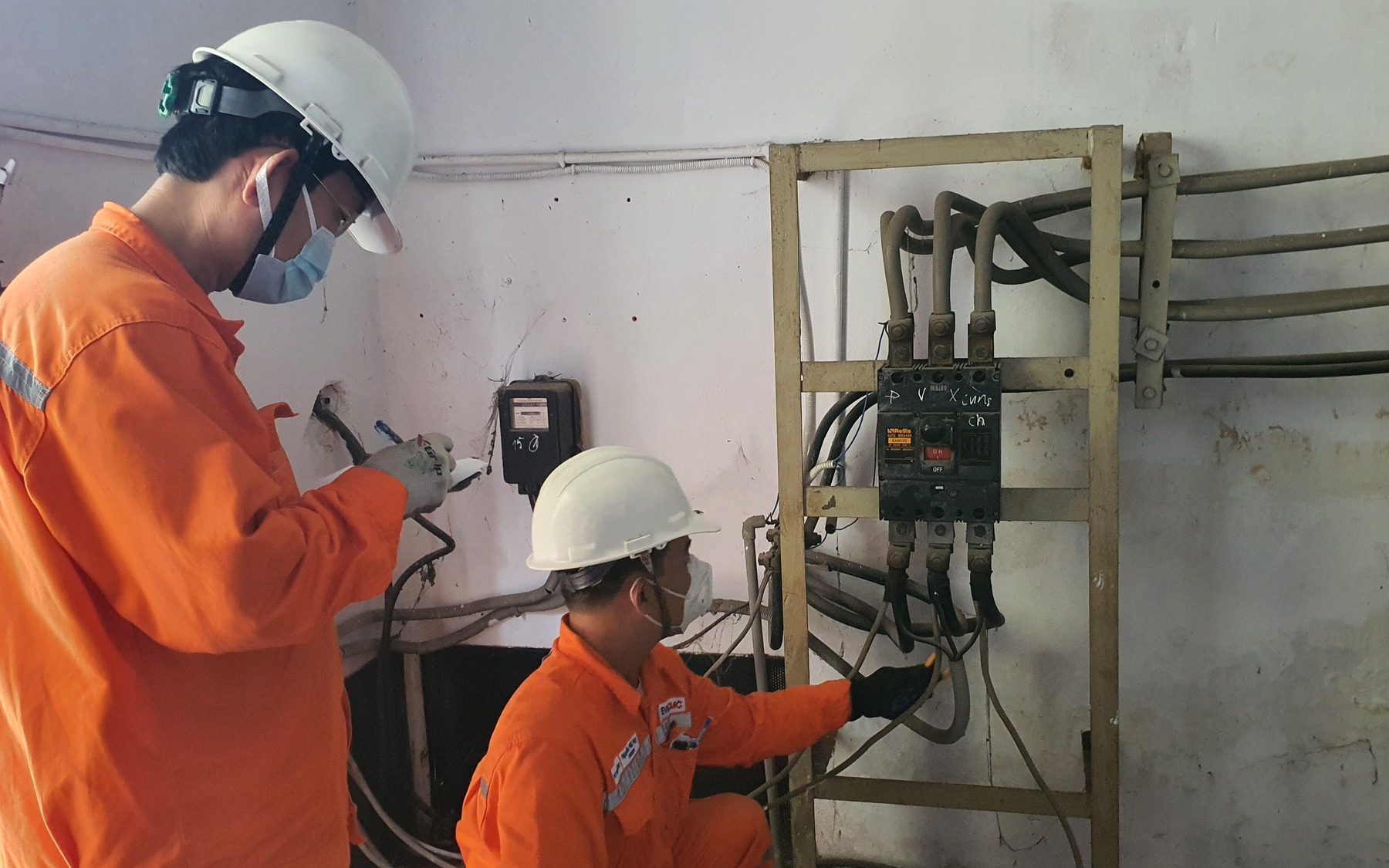Nhiều gia đ&igrave;nh ở TPHCM &ldquo;nhẹ g&aacute;nh&rdquo; tiền điện bất chấp nắng n&oacute;ng k&eacute;o d&agrave;i - Ảnh 1.