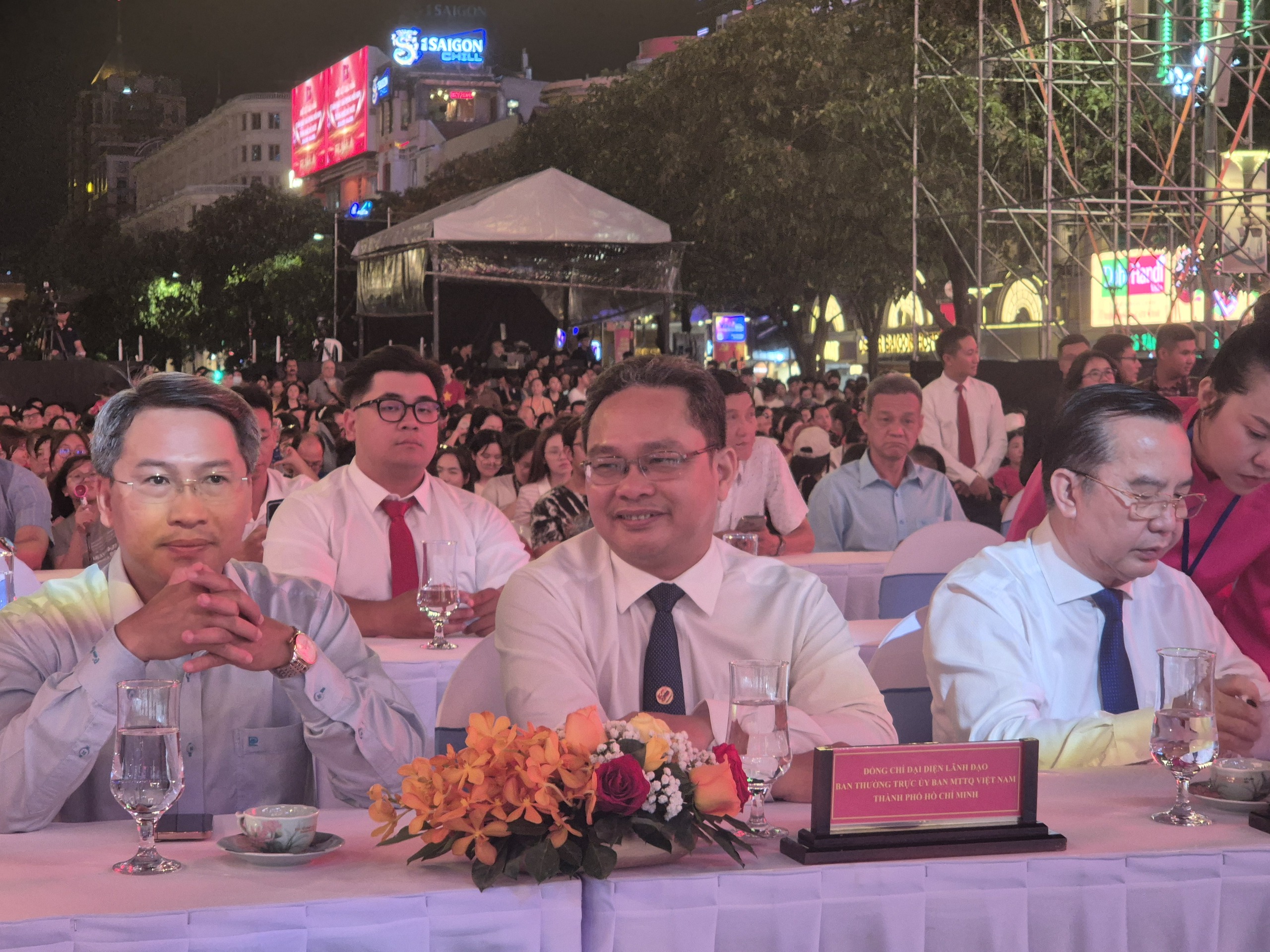 Hiền Thục, Võ Hạ Trâm, Đan Trường… khuấy động đường đi bộ Nguyễn Huệ - Ảnh 1.