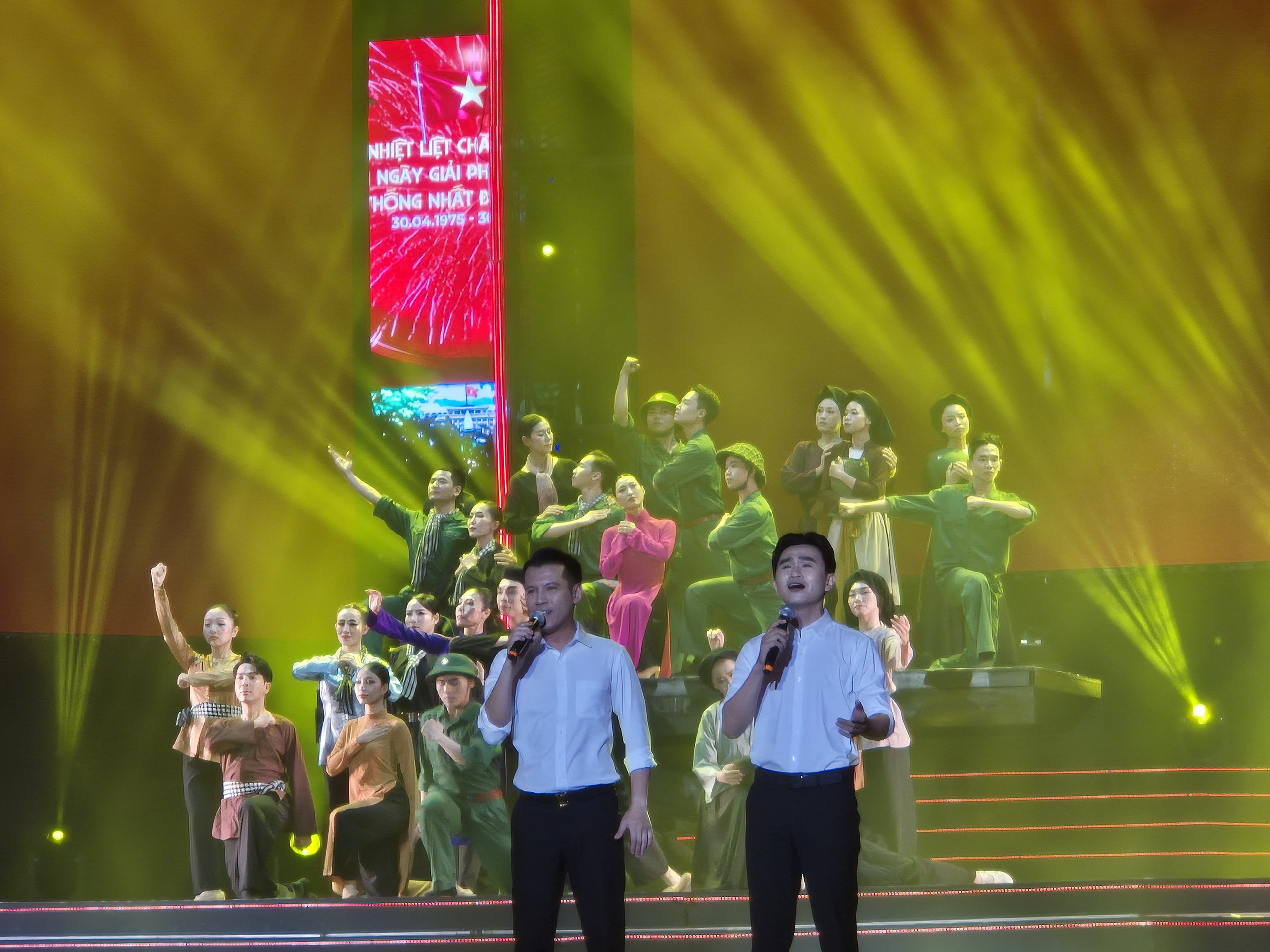 Hiền Thục, Võ Hạ Trâm, Đan Trường… khuấy động đường đi bộ Nguyễn Huệ - Ảnh 6.