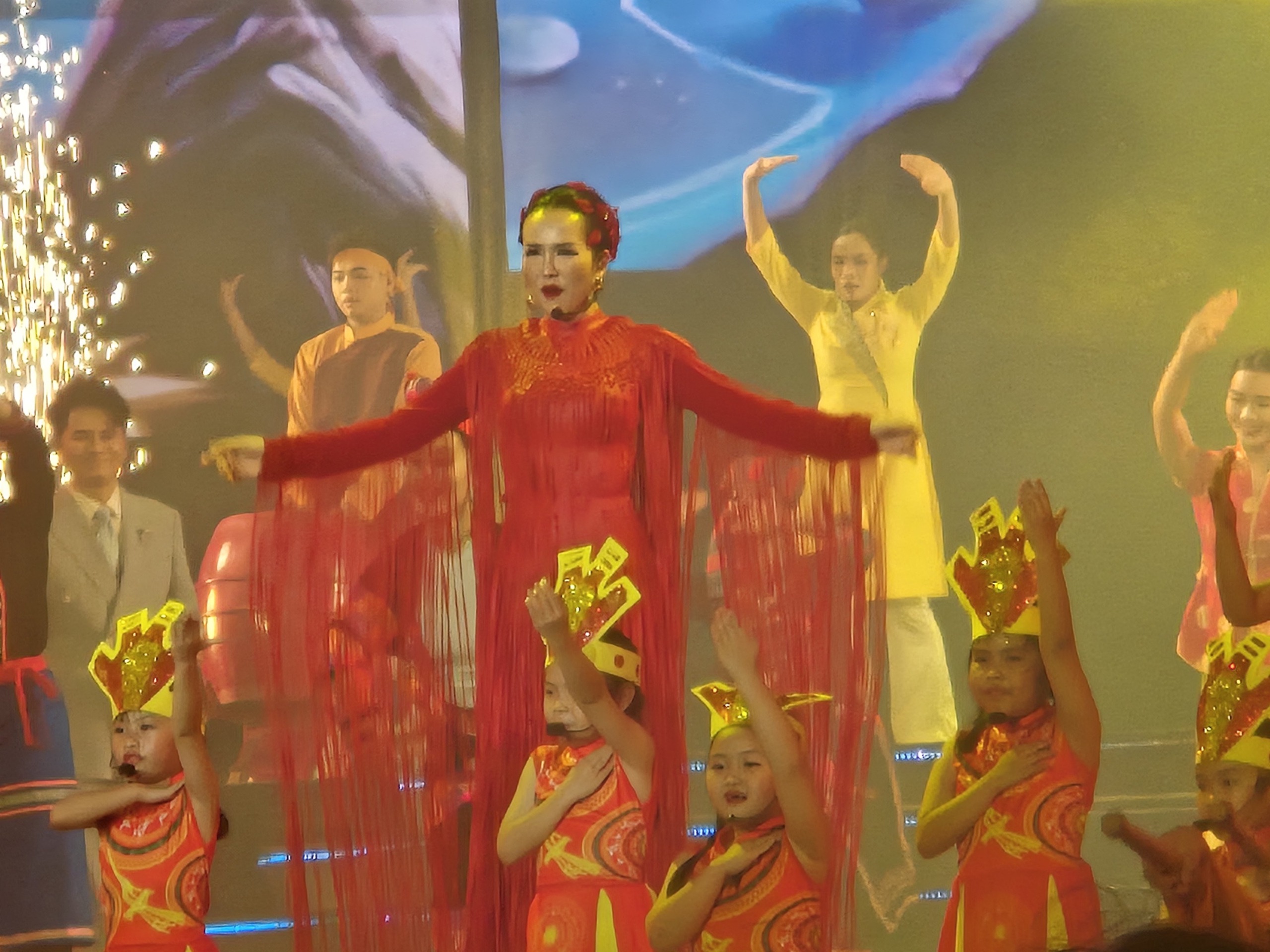 Hiền Thục, Võ Hạ Trâm, Đan Trường… khuấy động đường đi bộ Nguyễn Huệ - Ảnh 28.