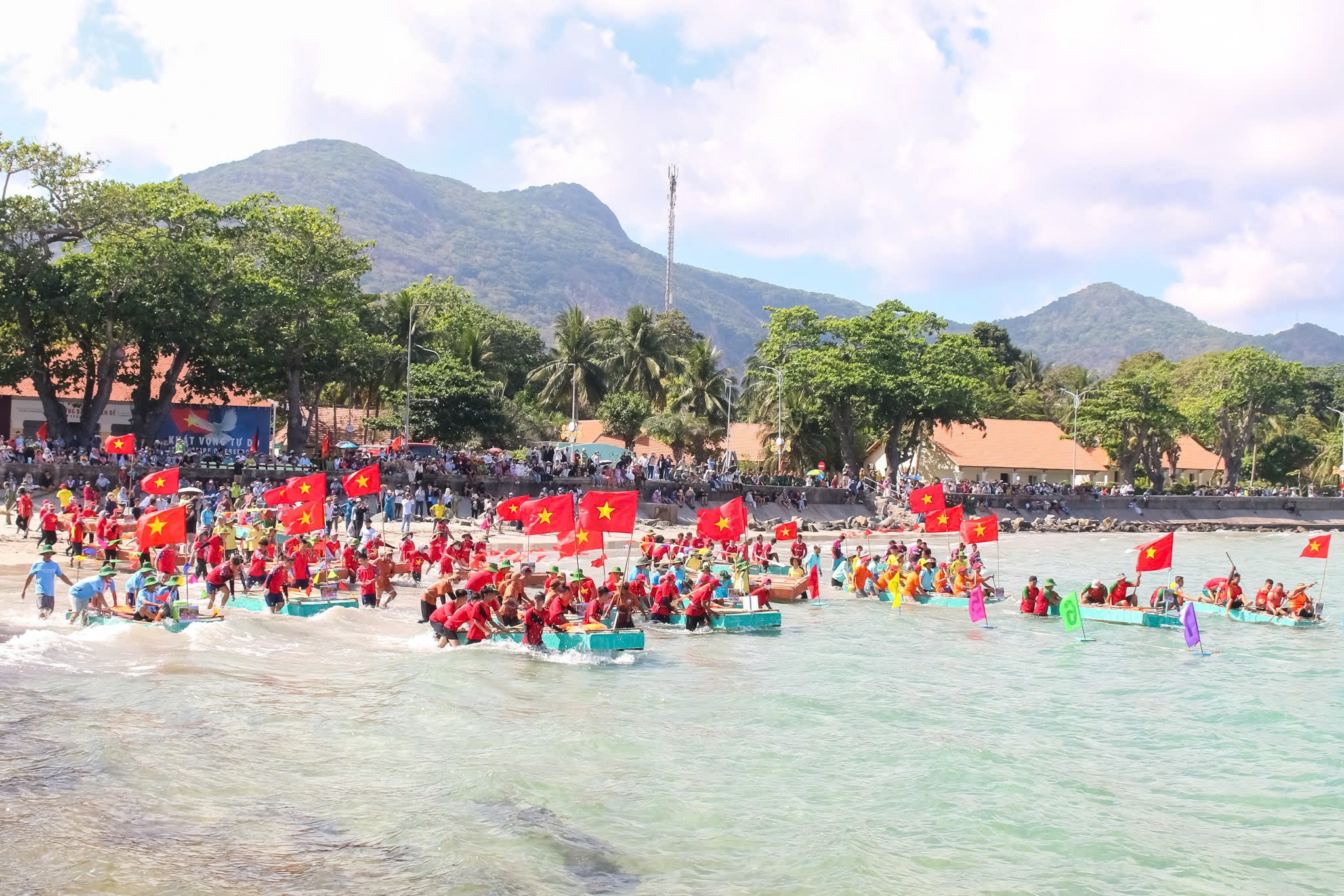 T&aacute;i hiện h&agrave;nh tr&igrave;nh "kết b&egrave; vượt ngục" qua hội đua b&egrave; C&ocirc;n Đảo - Ảnh 1.