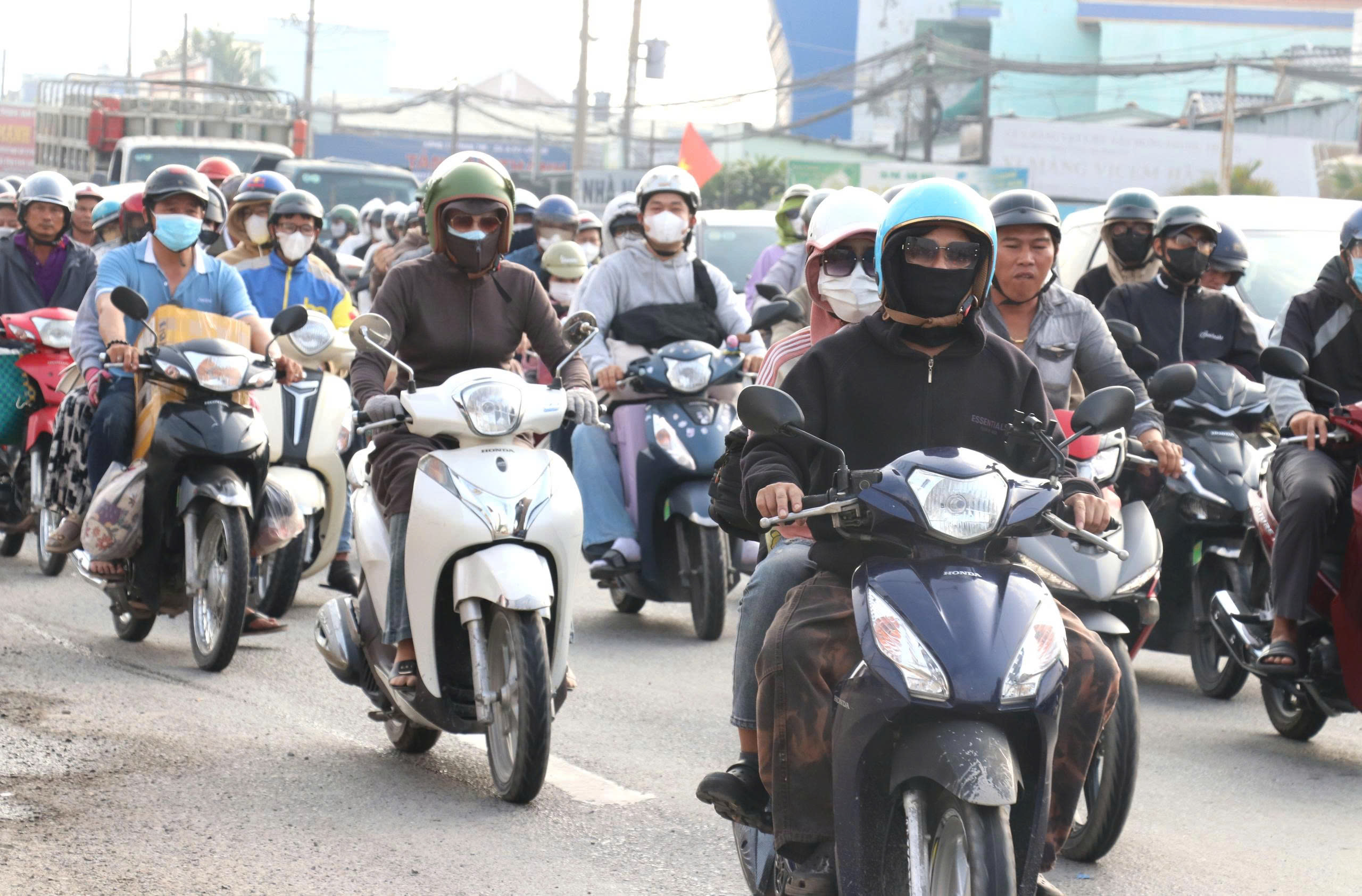 Dòng người từ TPHCM đổ về miền Tây nghỉ lễ 30-4, nhiều tuyến đường ở Tây Ninh quá tải - Ảnh 4.