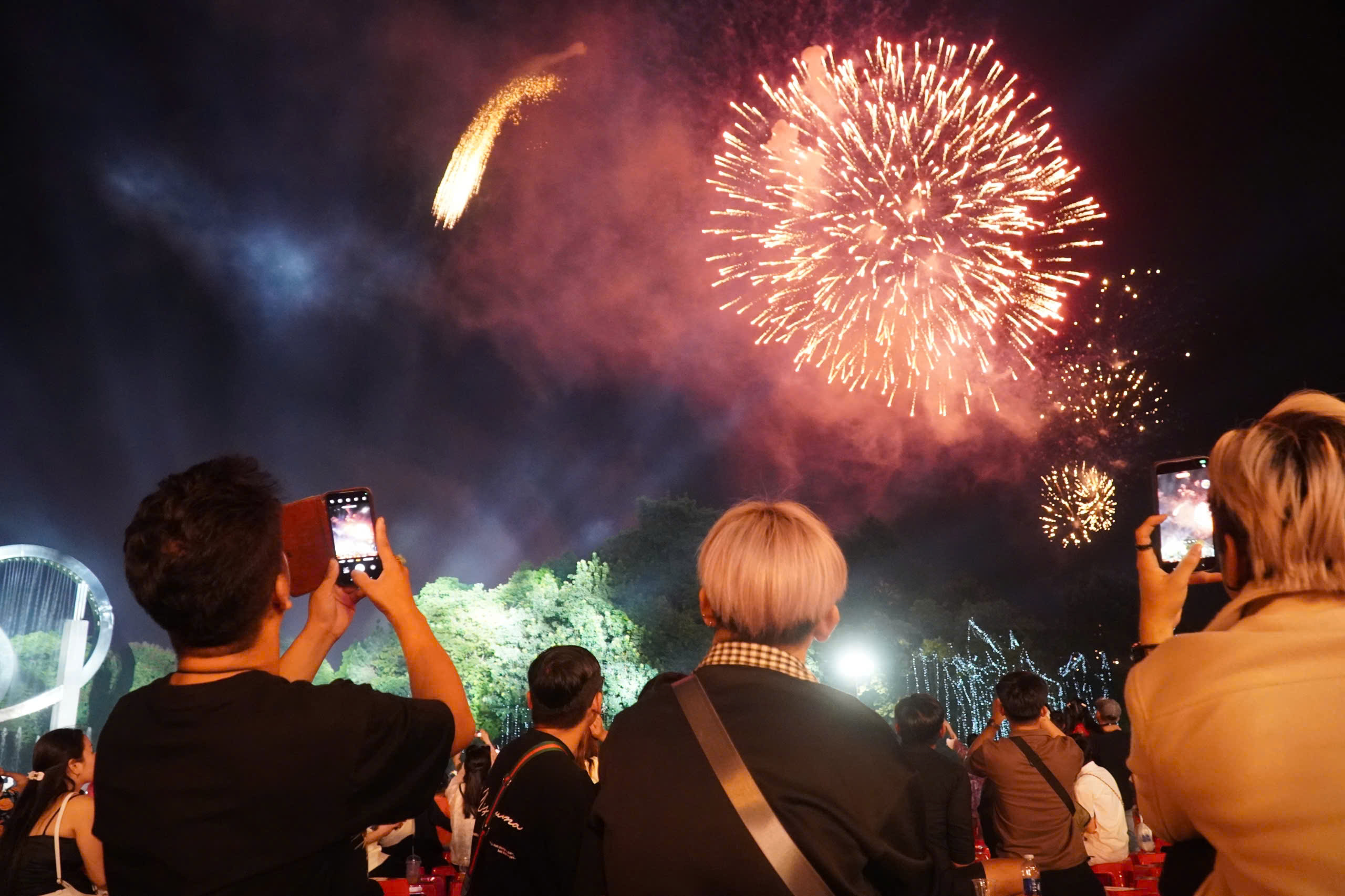 TPHCM: Rực rỡ đ&ecirc;m nghệ thuật kỷ niệm 51 năm ng&agrave;y non s&ocirc;ng liền một dải - Ảnh 9.