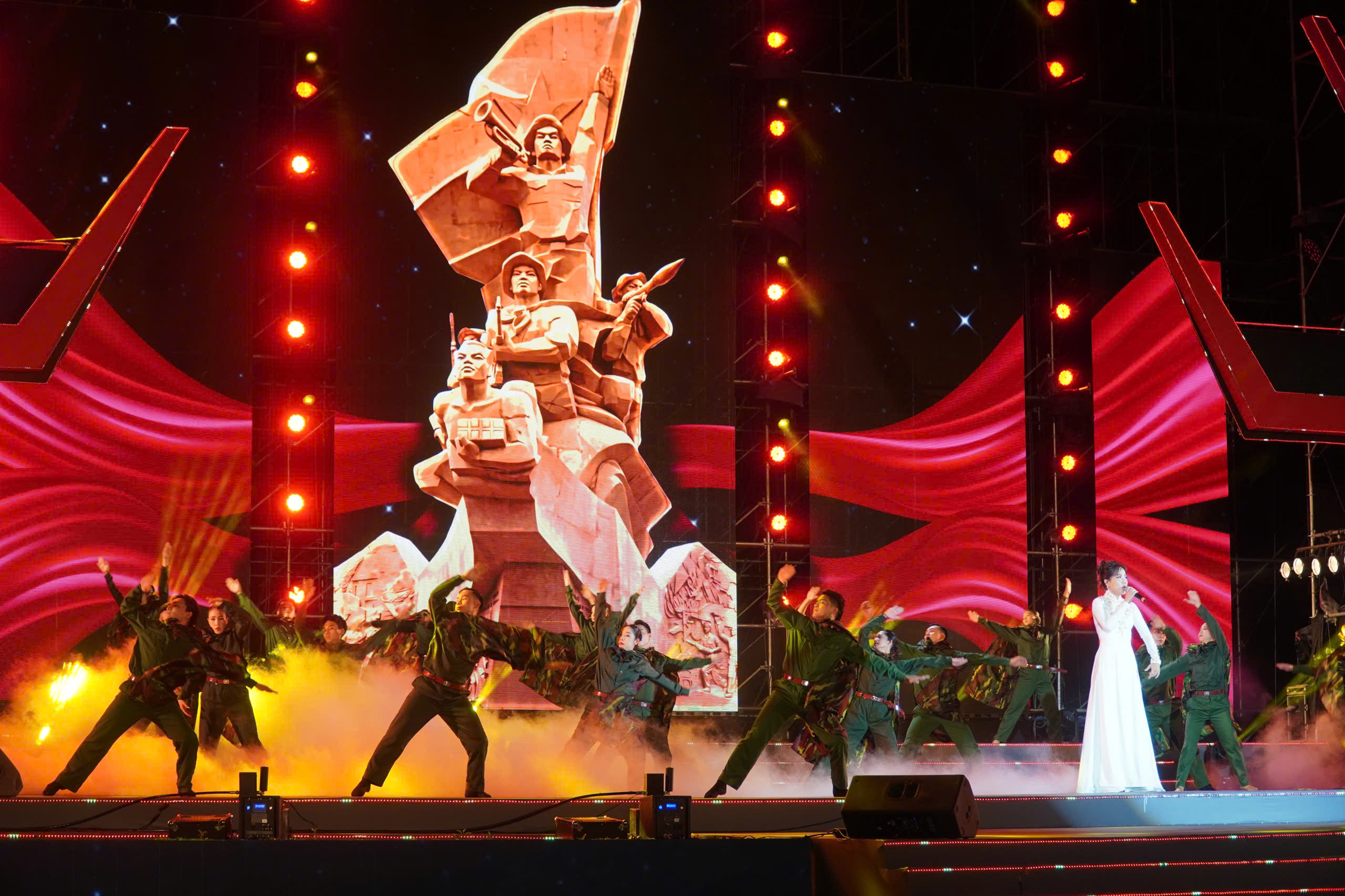 TPHCM: Rực rỡ đ&ecirc;m nghệ thuật kỷ niệm 51 năm ng&agrave;y non s&ocirc;ng liền một dải - Ảnh 5.