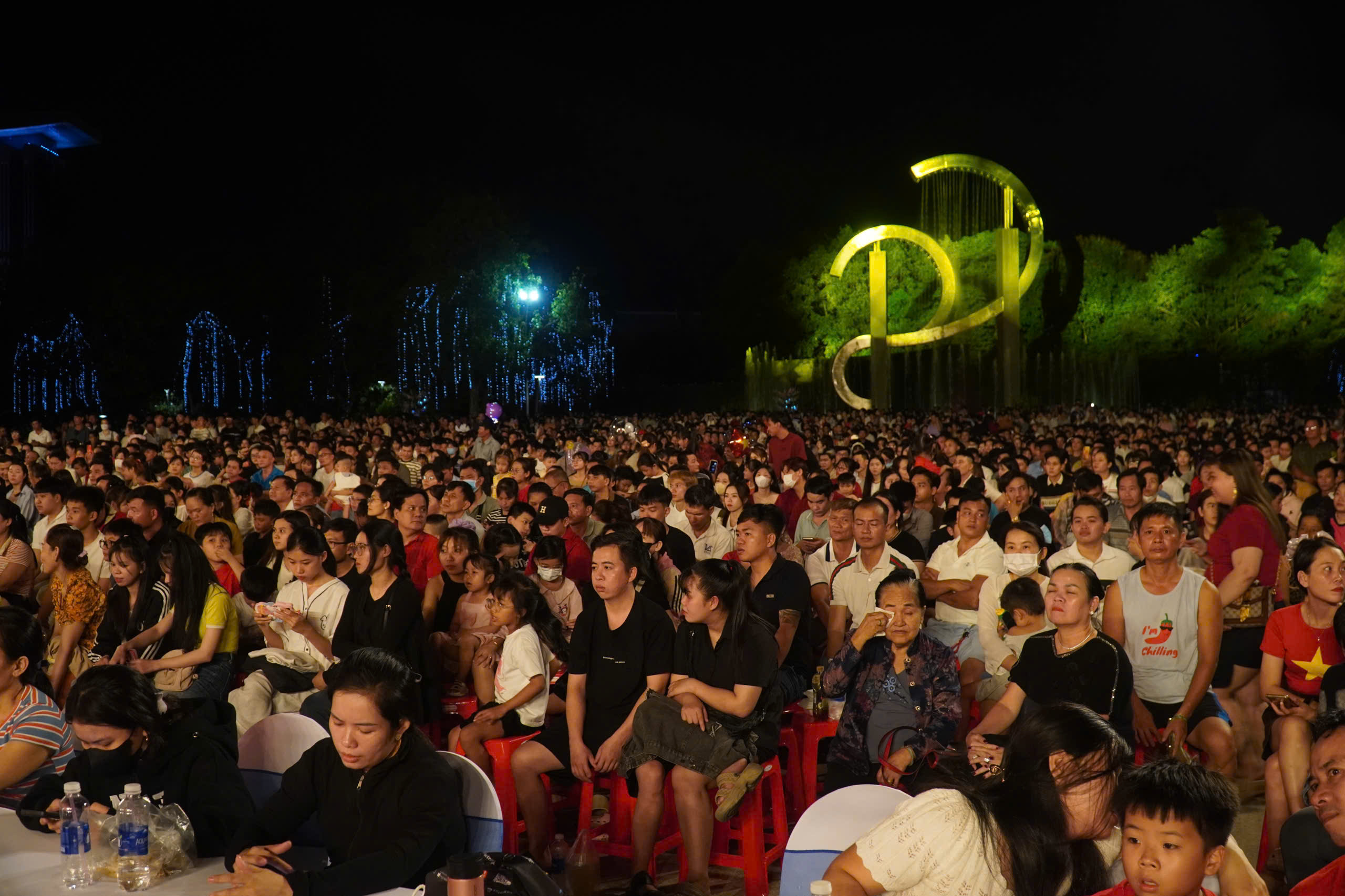 TPHCM: Rực rỡ đ&ecirc;m nghệ thuật kỷ niệm 51 năm ng&agrave;y non s&ocirc;ng liền một dải - Ảnh 7.