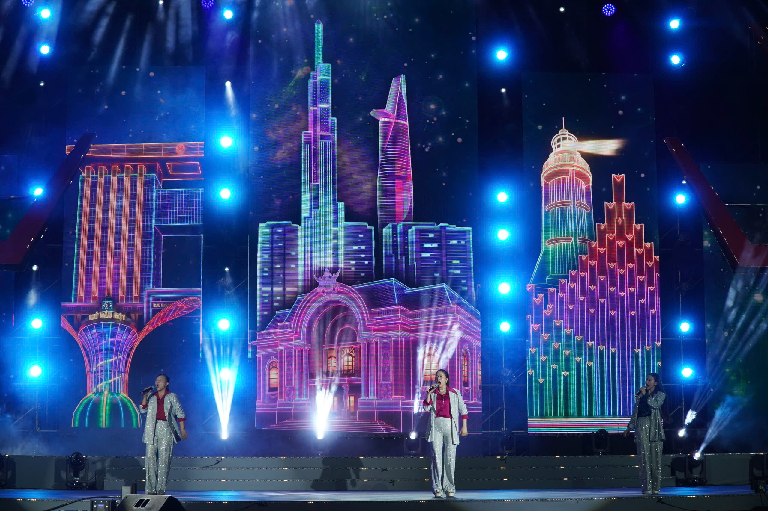 TPHCM: Rực rỡ đ&ecirc;m nghệ thuật kỷ niệm 51 năm ng&agrave;y non s&ocirc;ng liền một dải - Ảnh 6.