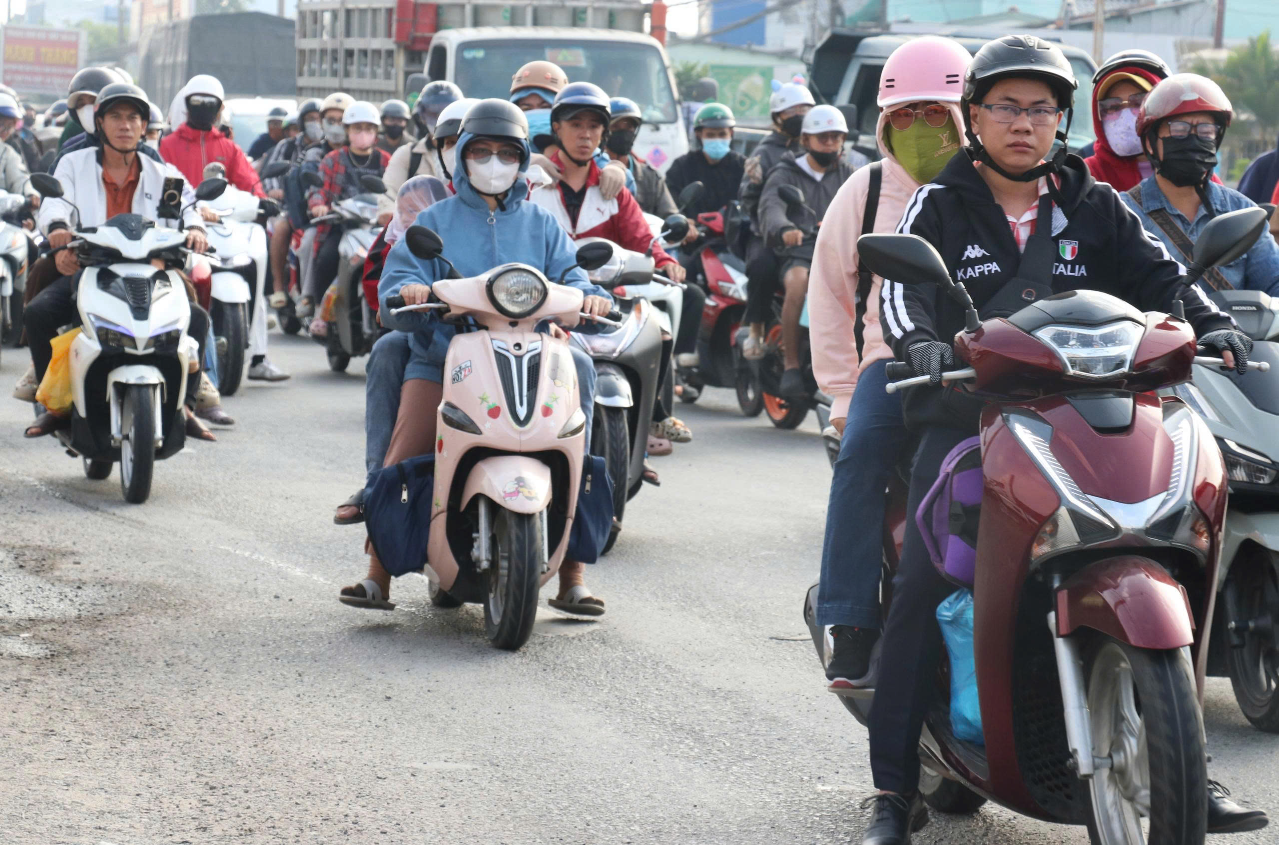 Dòng người từ TPHCM đổ về miền Tây nghỉ lễ 30-4, nhiều tuyến đường ở Tây Ninh quá tải - Ảnh 5.