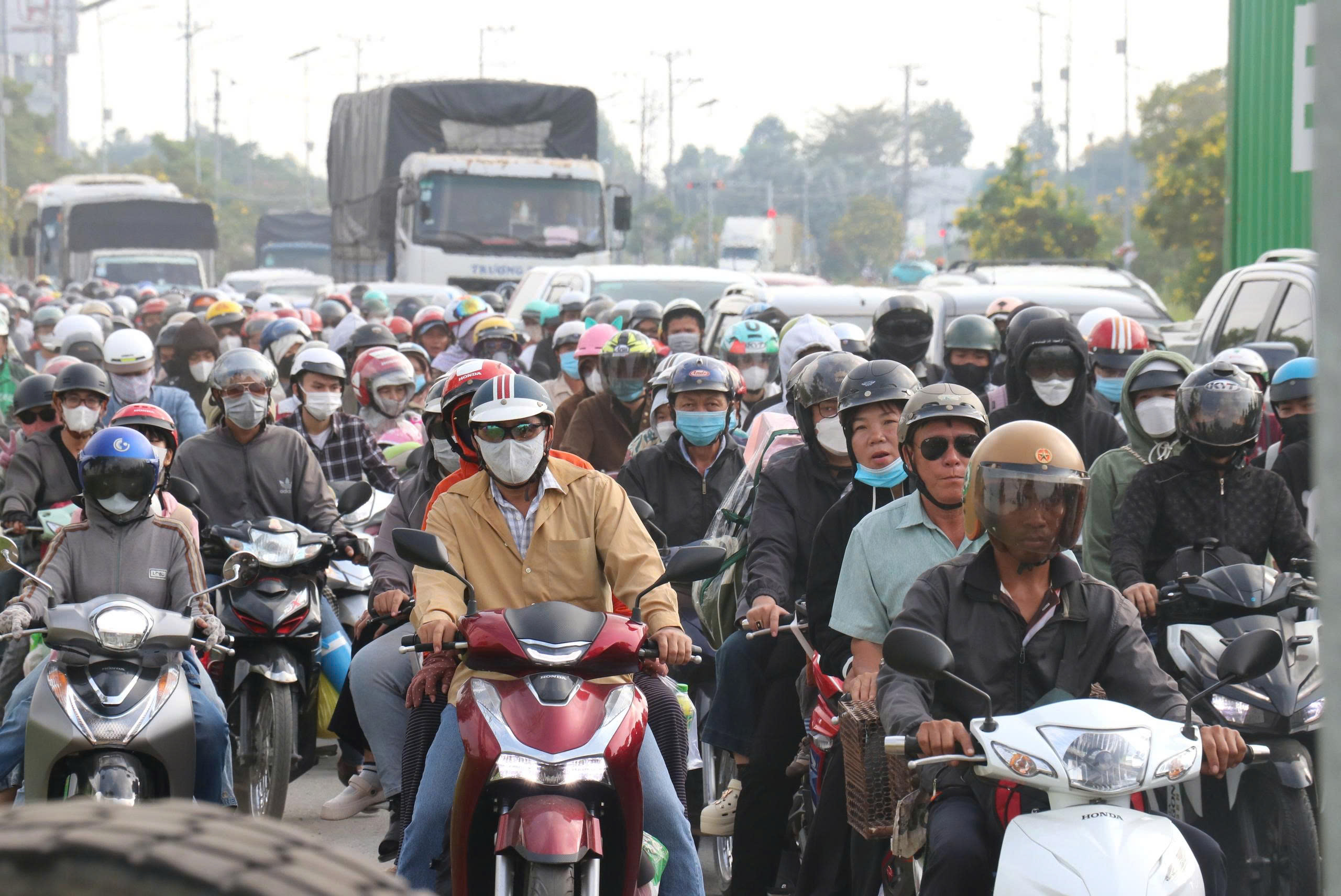 Dòng người từ TPHCM đổ về miền Tây nghỉ lễ 30-4, nhiều tuyến đường ở Tây Ninh quá tải - Ảnh 6.