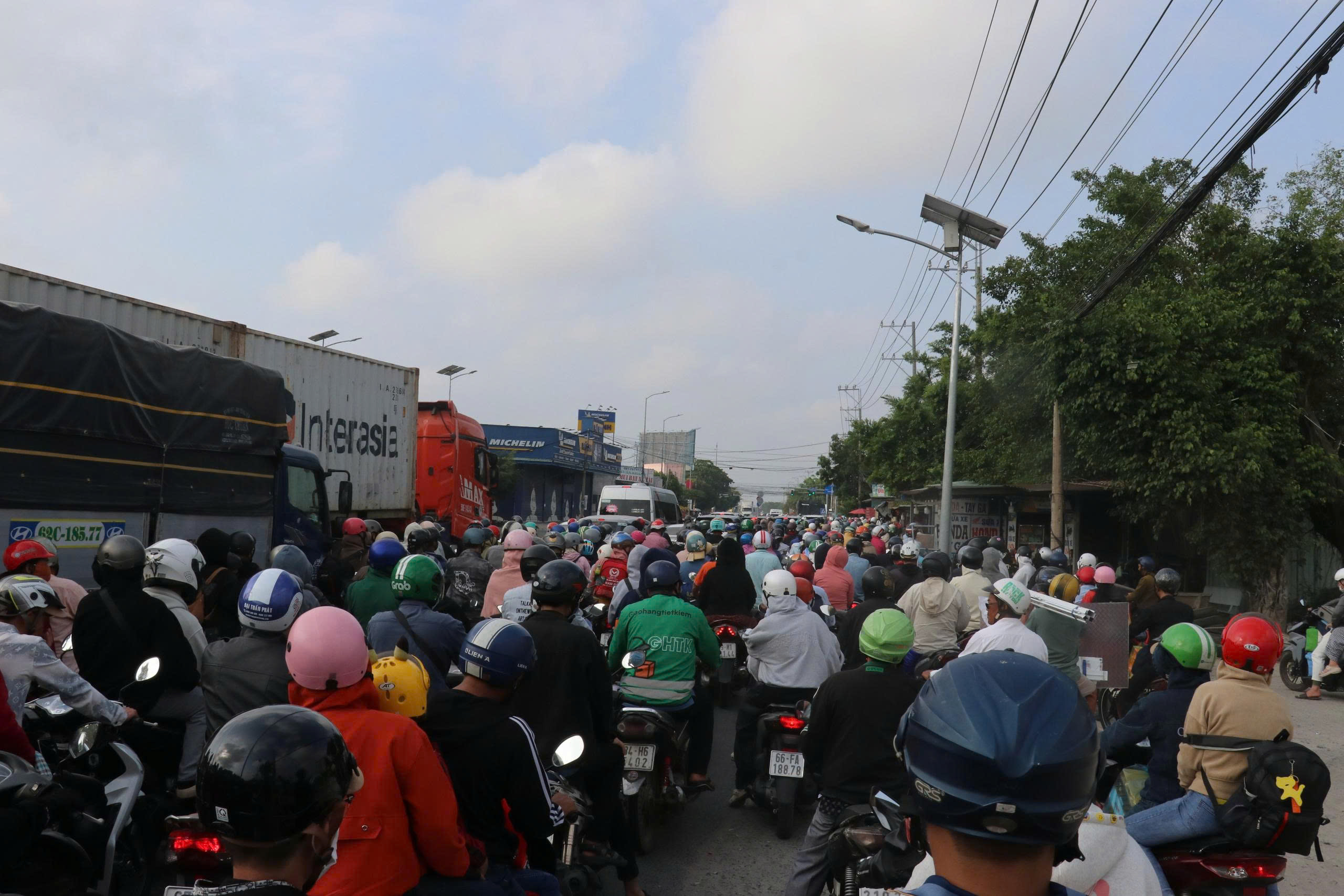 Dòng người từ TPHCM đổ về miền Tây nghỉ lễ 30-4, nhiều tuyến đường ở Tây Ninh quá tải - Ảnh 8.