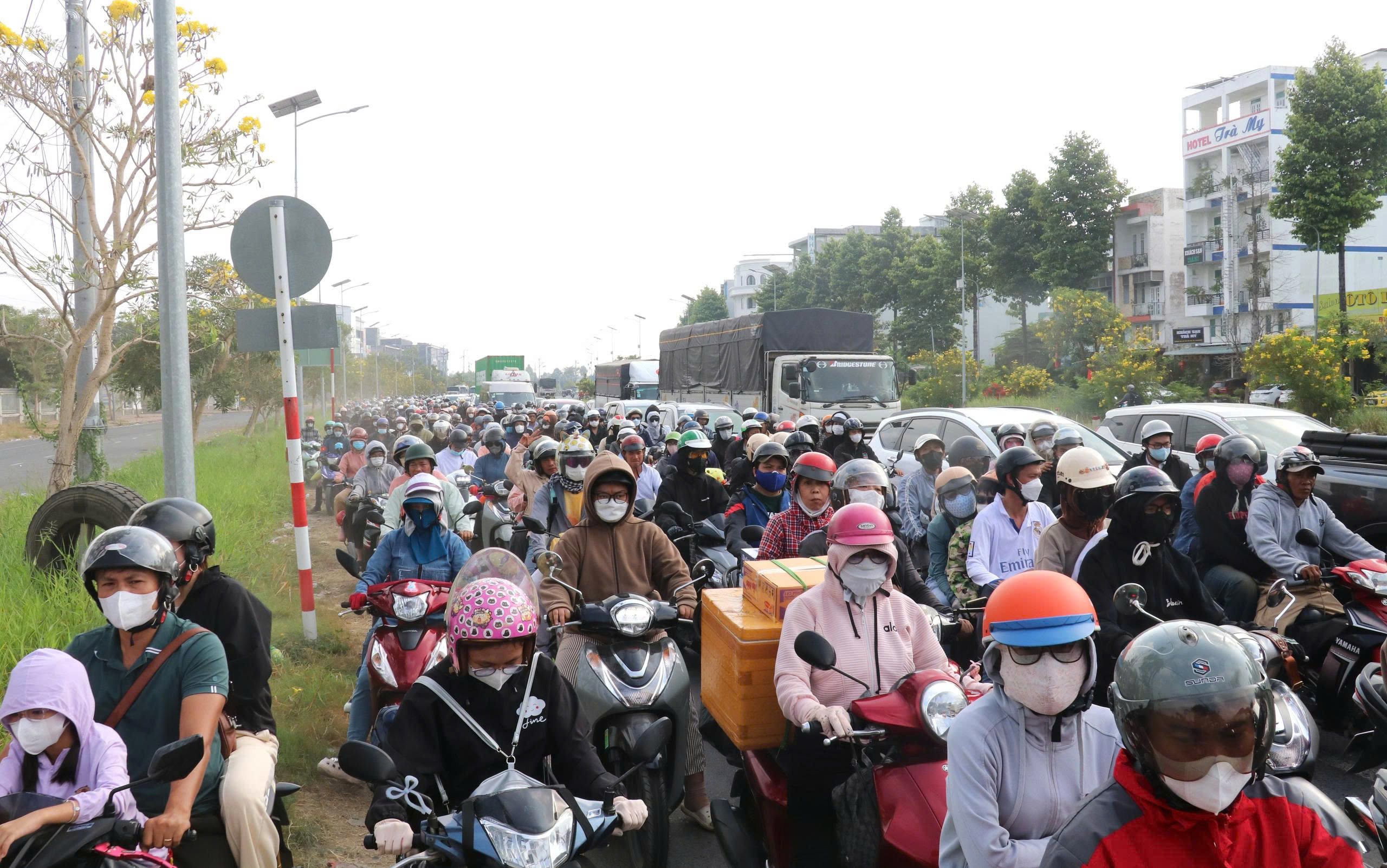 Dòng người từ TPHCM đổ về miền Tây nghỉ lễ 30-4, nhiều tuyến đường ở Tây Ninh quá tải - Ảnh 9.