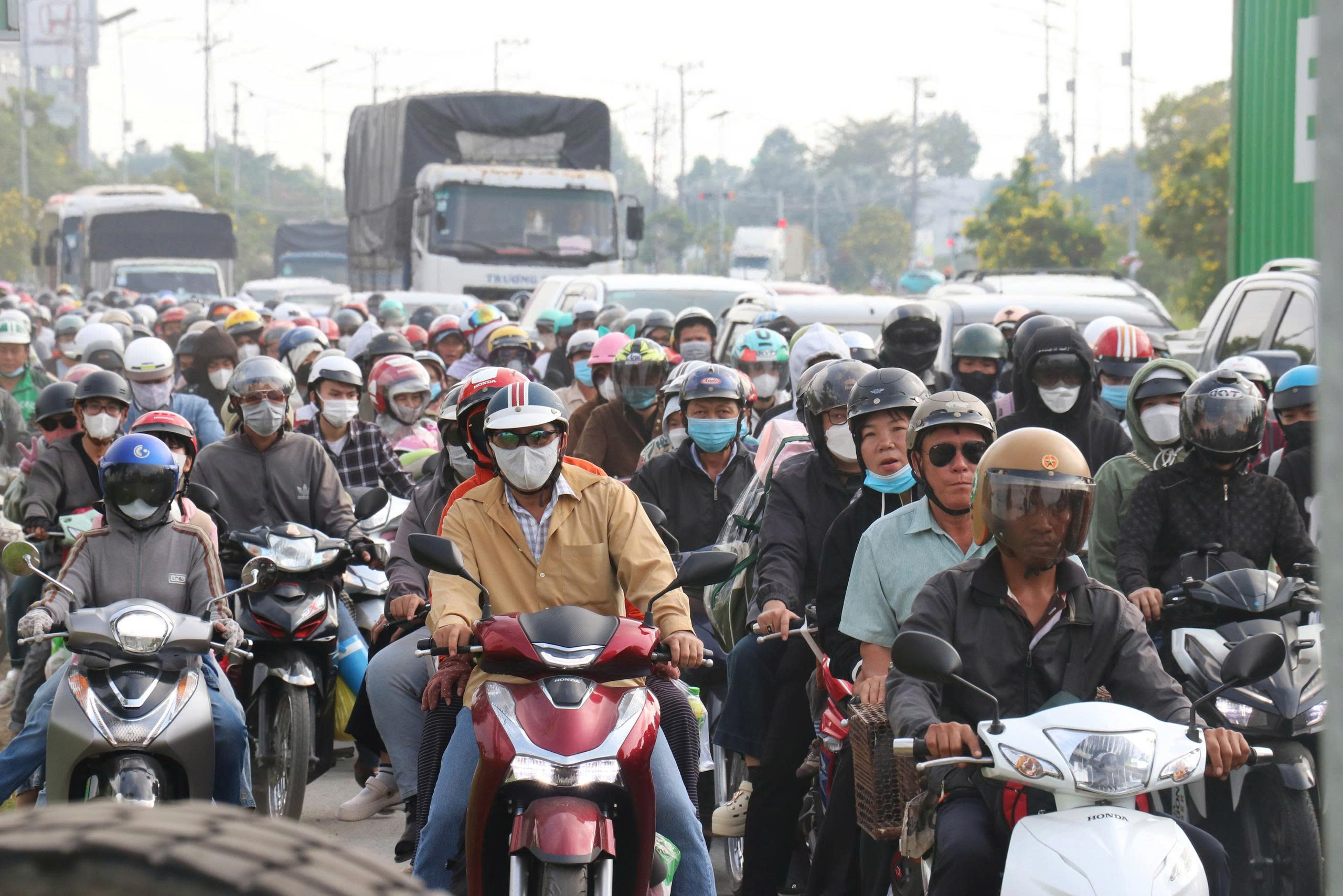 Dòng người từ TPHCM đổ về miền Tây nghỉ lễ 30-4, nhiều tuyến đường ở Tây Ninh quá tải - Ảnh 10.