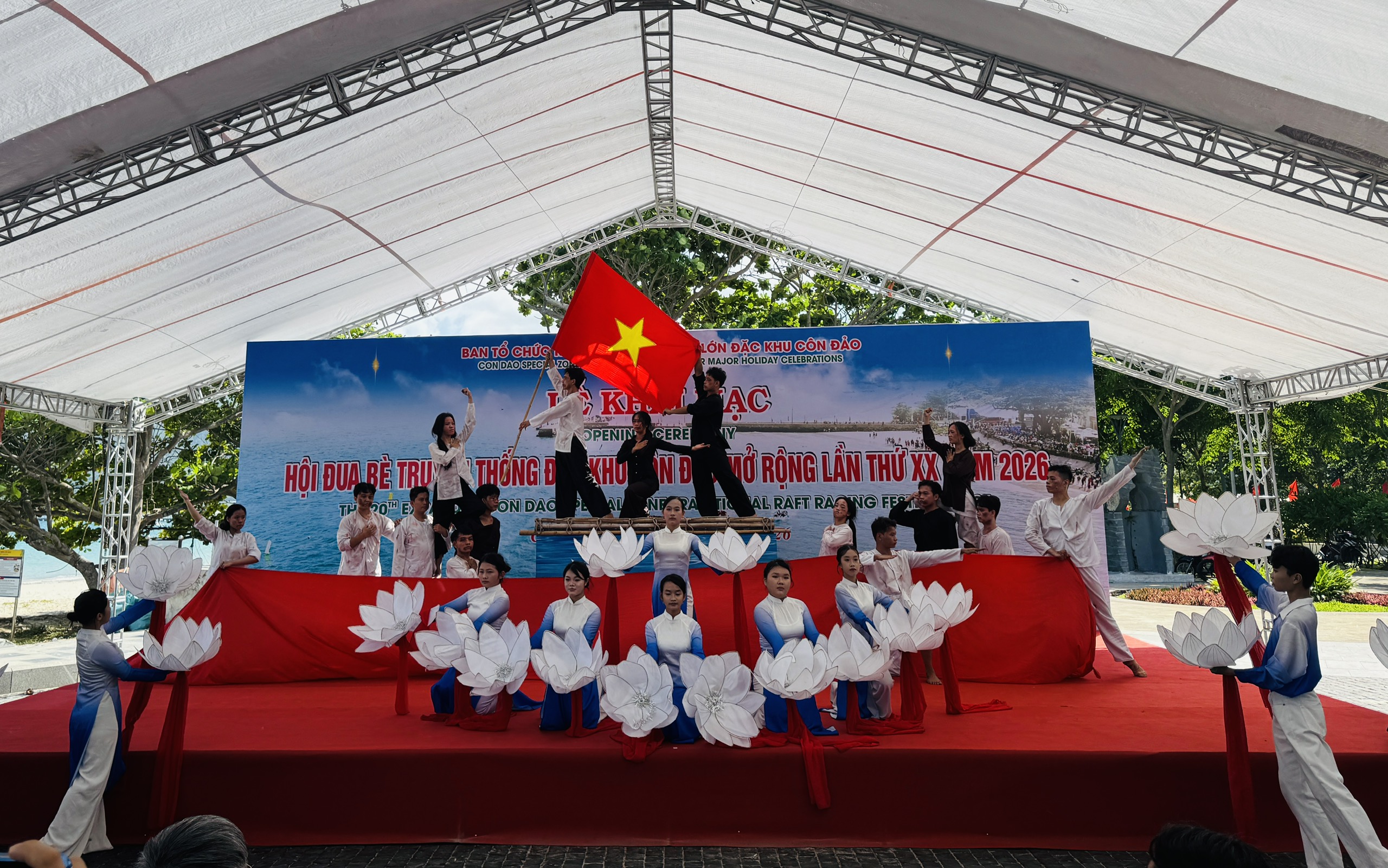 T&aacute;i hiện h&agrave;nh tr&igrave;nh "kết b&egrave; vượt ngục" qua hội đua b&egrave; C&ocirc;n Đảo - Ảnh 2.