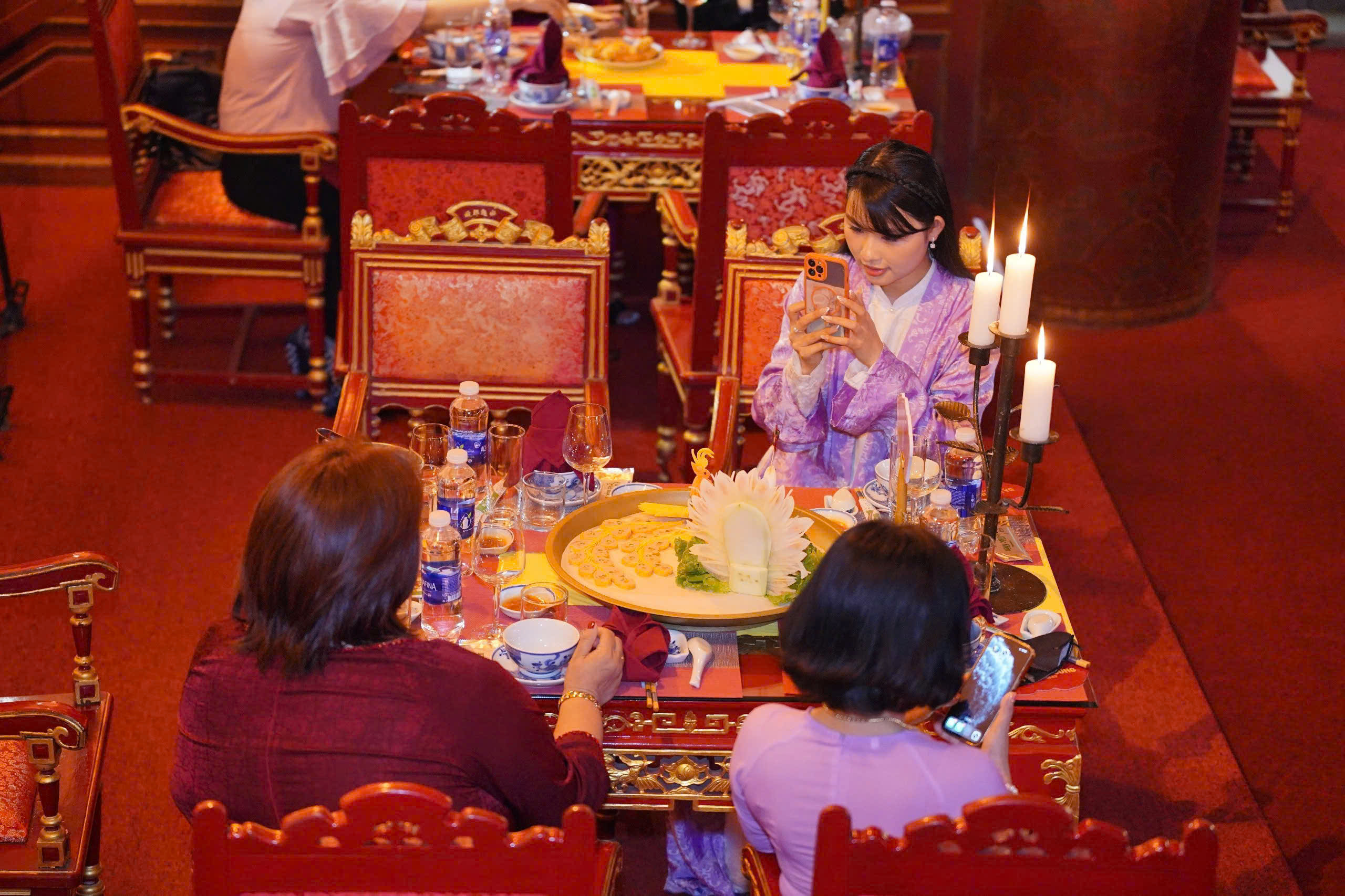 C&oacute; g&igrave; trong bữa ăn "Dạ tiệc ho&agrave;ng cung" với gi&aacute; 1,7 triệu đồng mỗi người? - Ảnh 12.