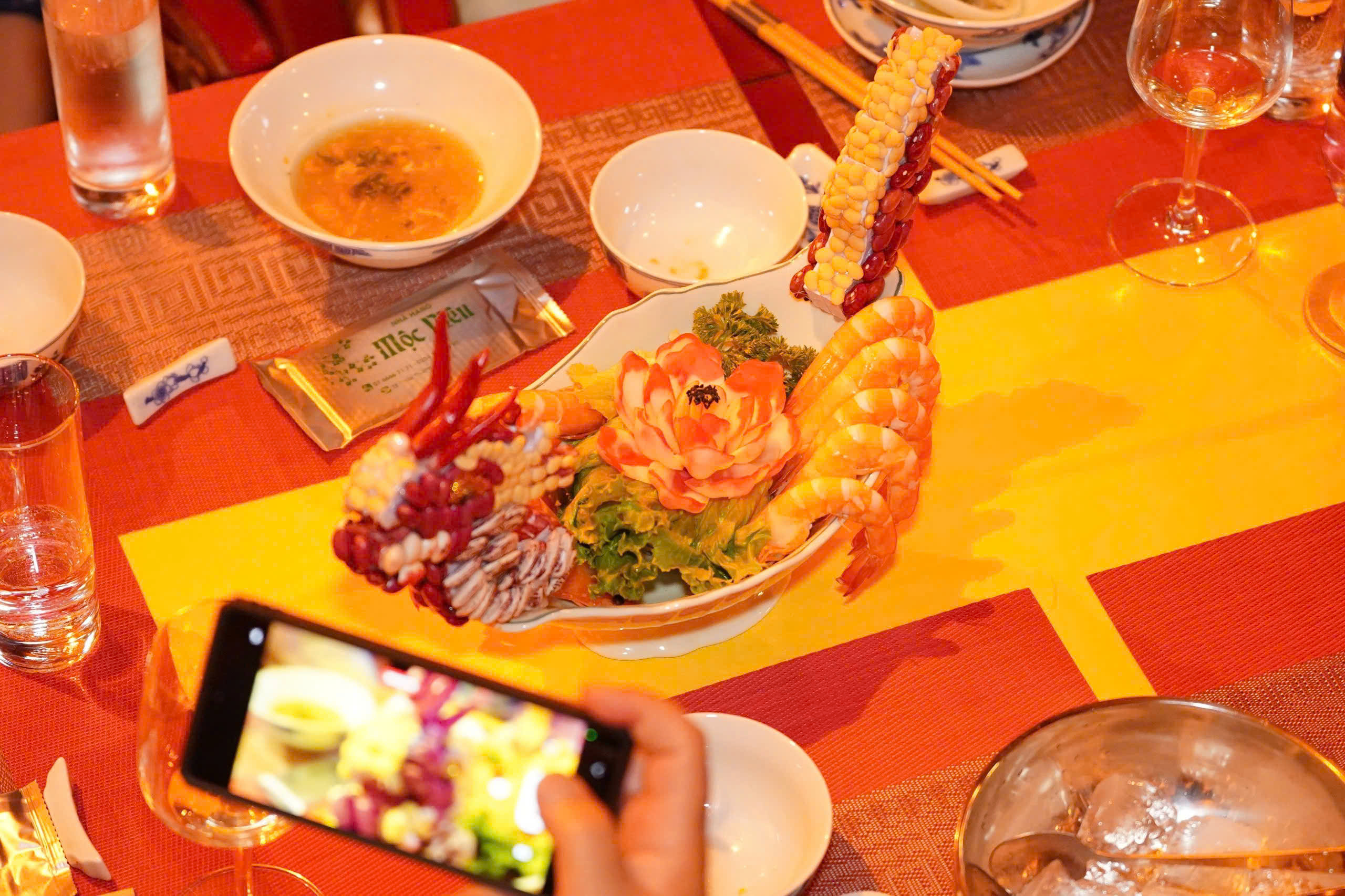 C&oacute; g&igrave; trong bữa ăn "Dạ tiệc ho&agrave;ng cung" với gi&aacute; 1,7 triệu đồng mỗi người? - Ảnh 2.