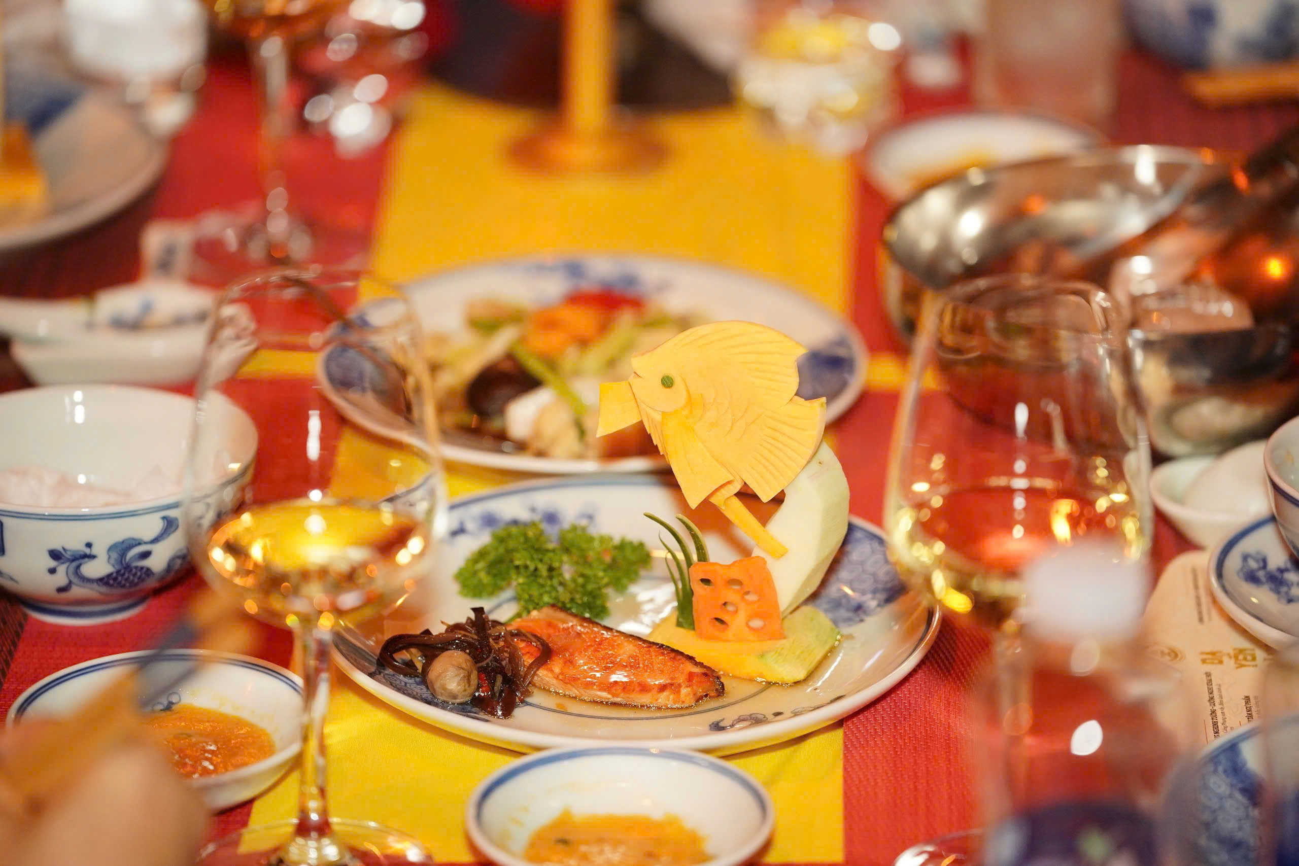 C&oacute; g&igrave; trong bữa ăn "Dạ tiệc ho&agrave;ng cung" với gi&aacute; 1,7 triệu đồng mỗi người? - Ảnh 10.