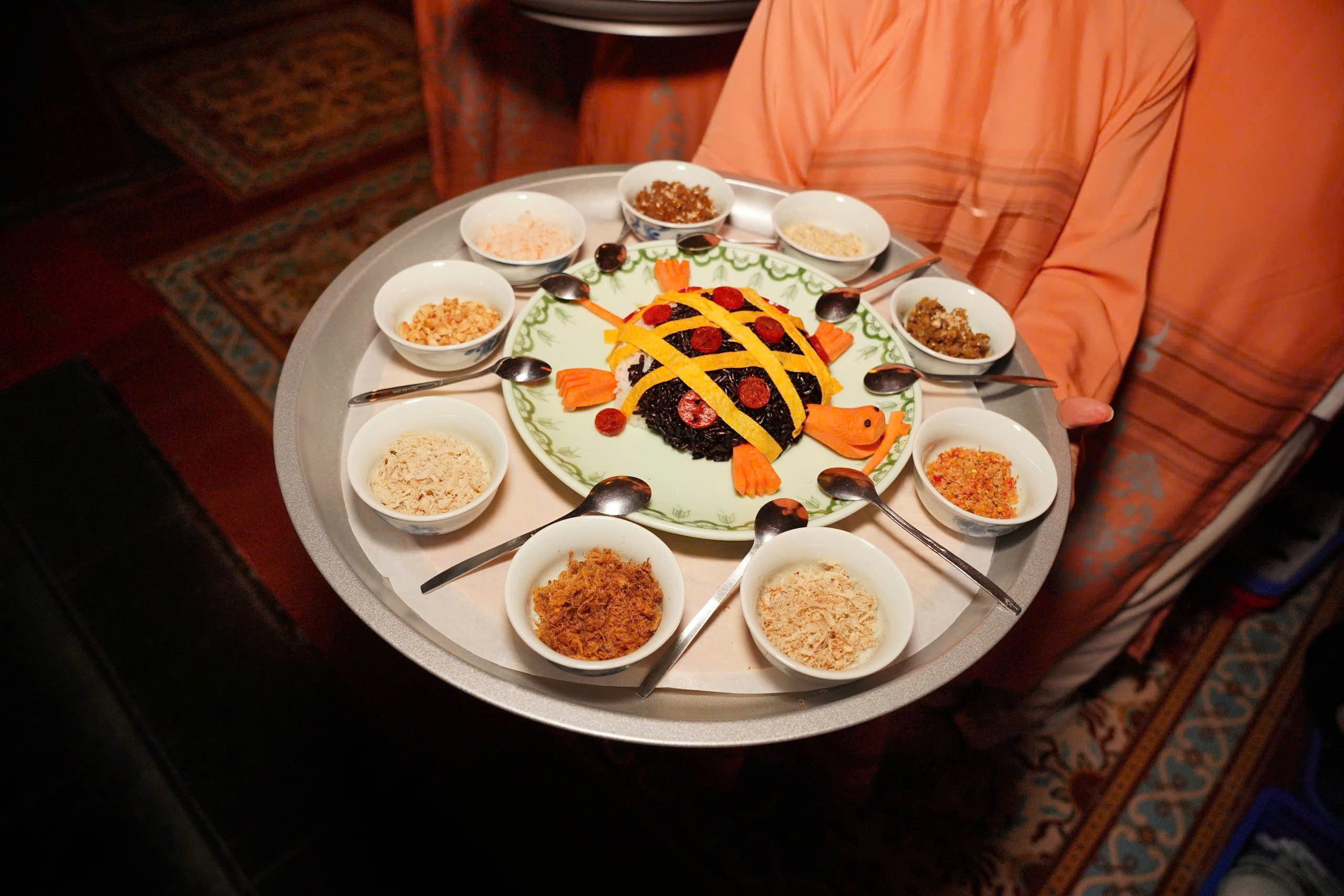 C&oacute; g&igrave; trong bữa ăn "Dạ tiệc ho&agrave;ng cung" với gi&aacute; 1,7 triệu đồng mỗi người? - Ảnh 6.