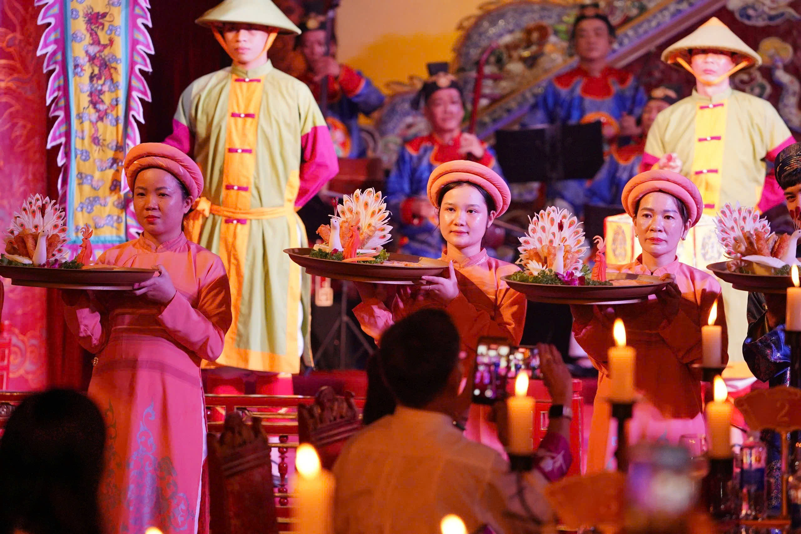 C&oacute; g&igrave; trong bữa ăn "Dạ tiệc ho&agrave;ng cung" với gi&aacute; 1,7 triệu đồng mỗi người? - Ảnh 8.