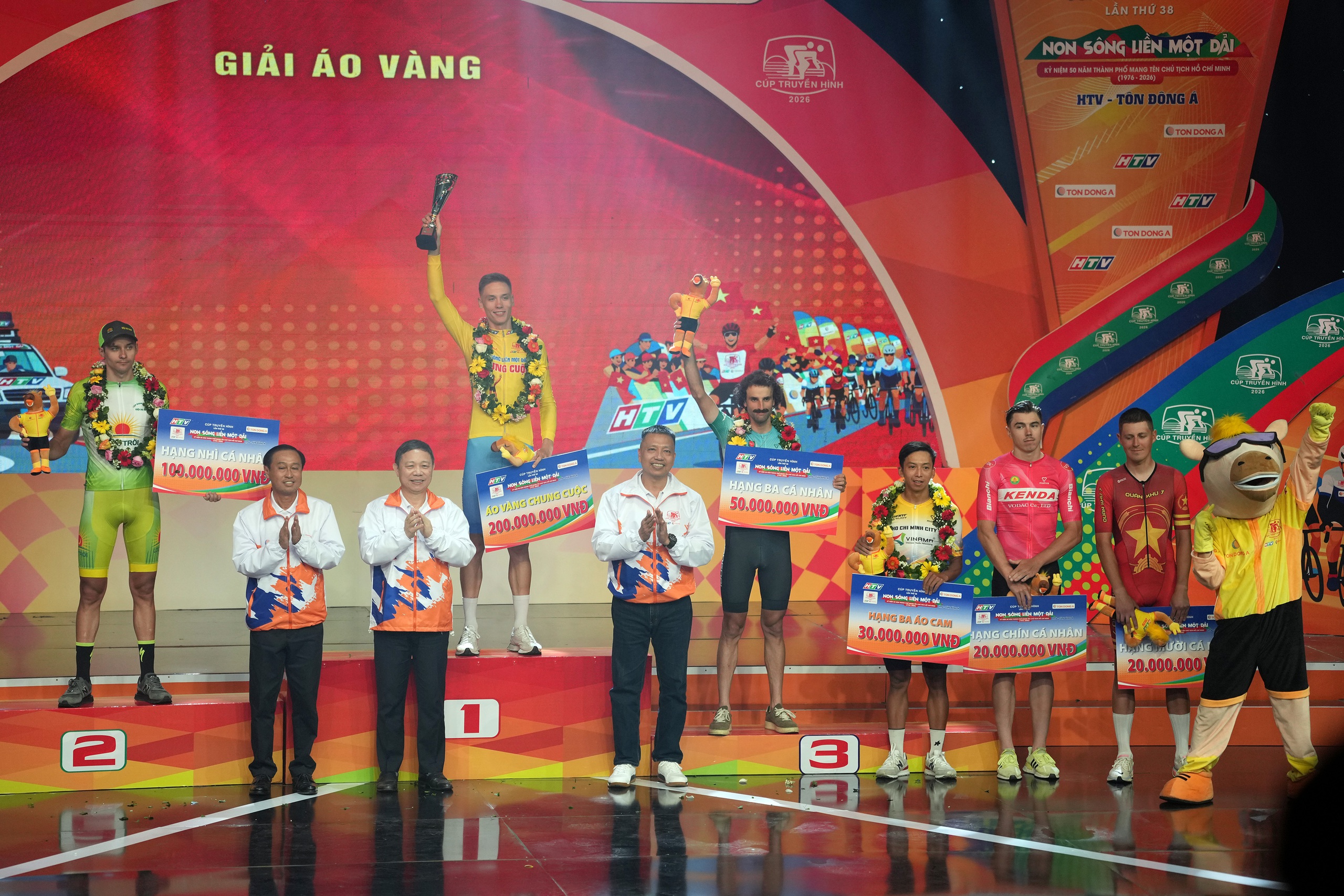 Marchuk Dzianis thắng chặng cuối, xe đạp TP HCM "ẵm" c&uacute; ăn ba   - Ảnh 7.