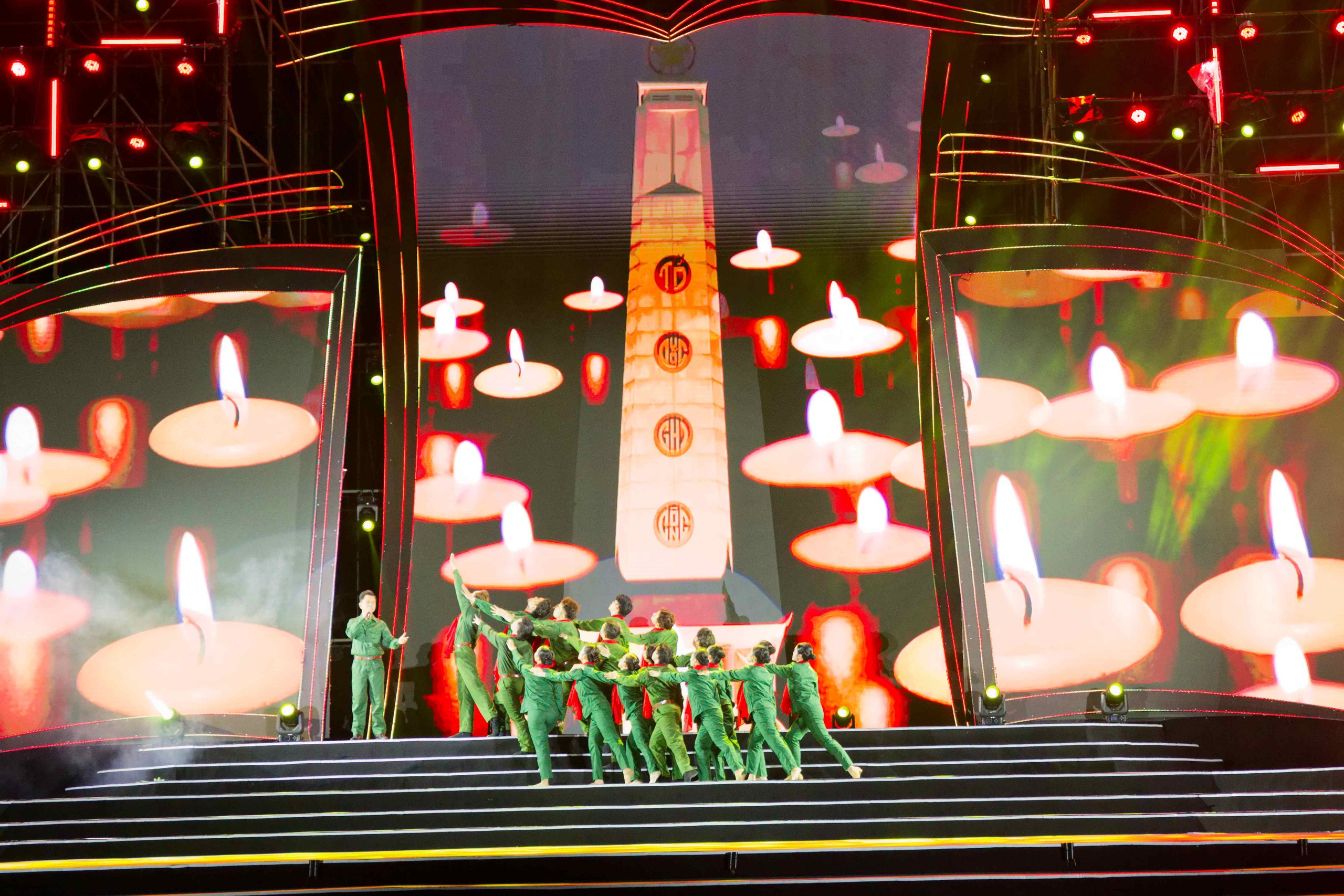 TPHCM: Rực rỡ đ&ecirc;m nghệ thuật kỷ niệm 51 năm ng&agrave;y non s&ocirc;ng liền một dải - Ảnh 1.