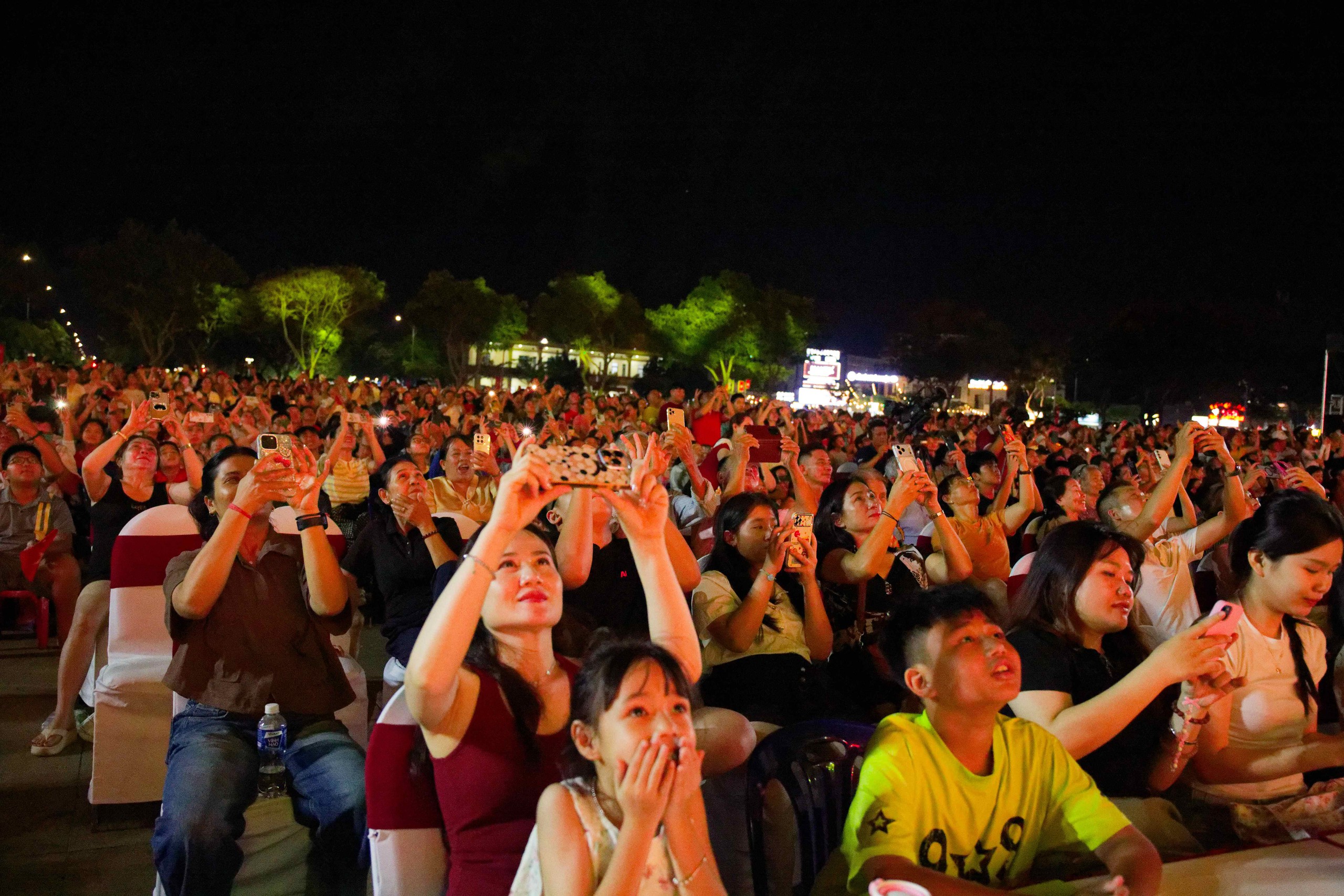 TPHCM: Rực rỡ đ&ecirc;m nghệ thuật kỷ niệm 51 năm ng&agrave;y non s&ocirc;ng liền một dải - Ảnh 2.