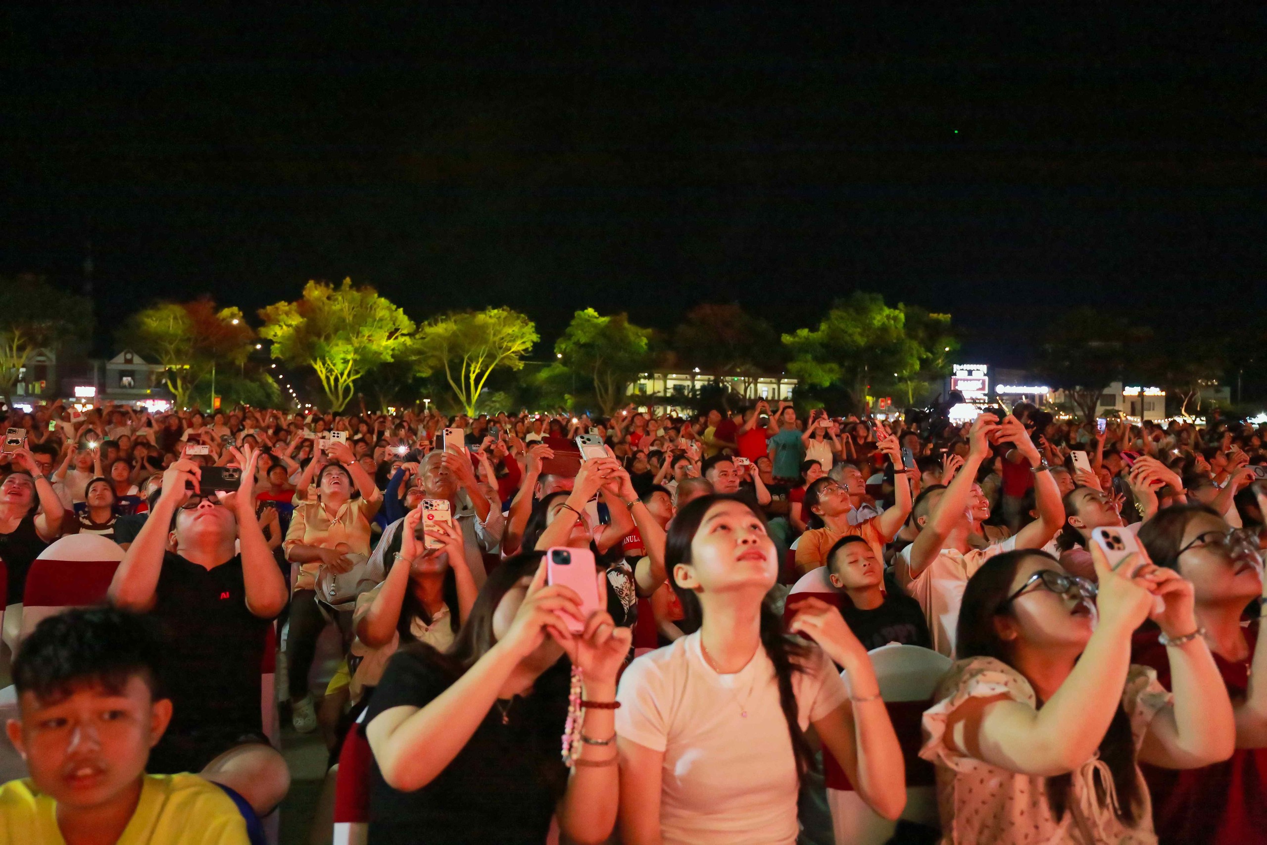 TPHCM: Rực rỡ đ&ecirc;m nghệ thuật kỷ niệm 51 năm ng&agrave;y non s&ocirc;ng liền một dải - Ảnh 12.