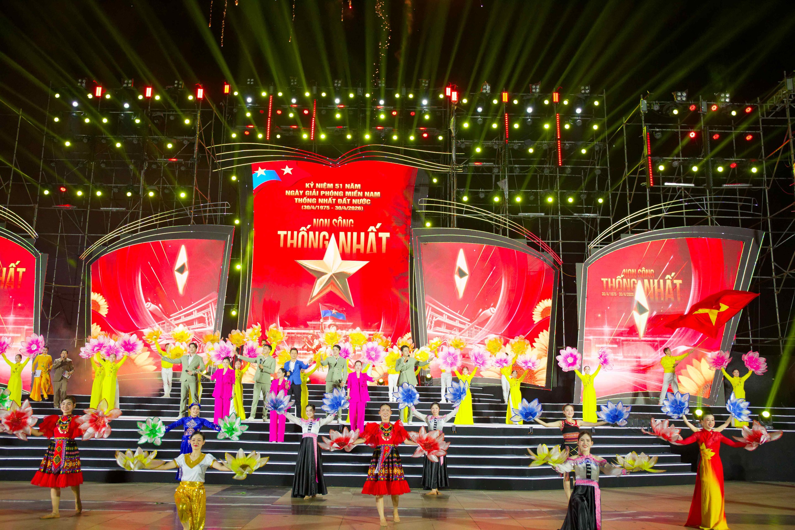 TPHCM: Rực rỡ đ&ecirc;m nghệ thuật kỷ niệm 51 năm ng&agrave;y non s&ocirc;ng liền một dải - Ảnh 3.