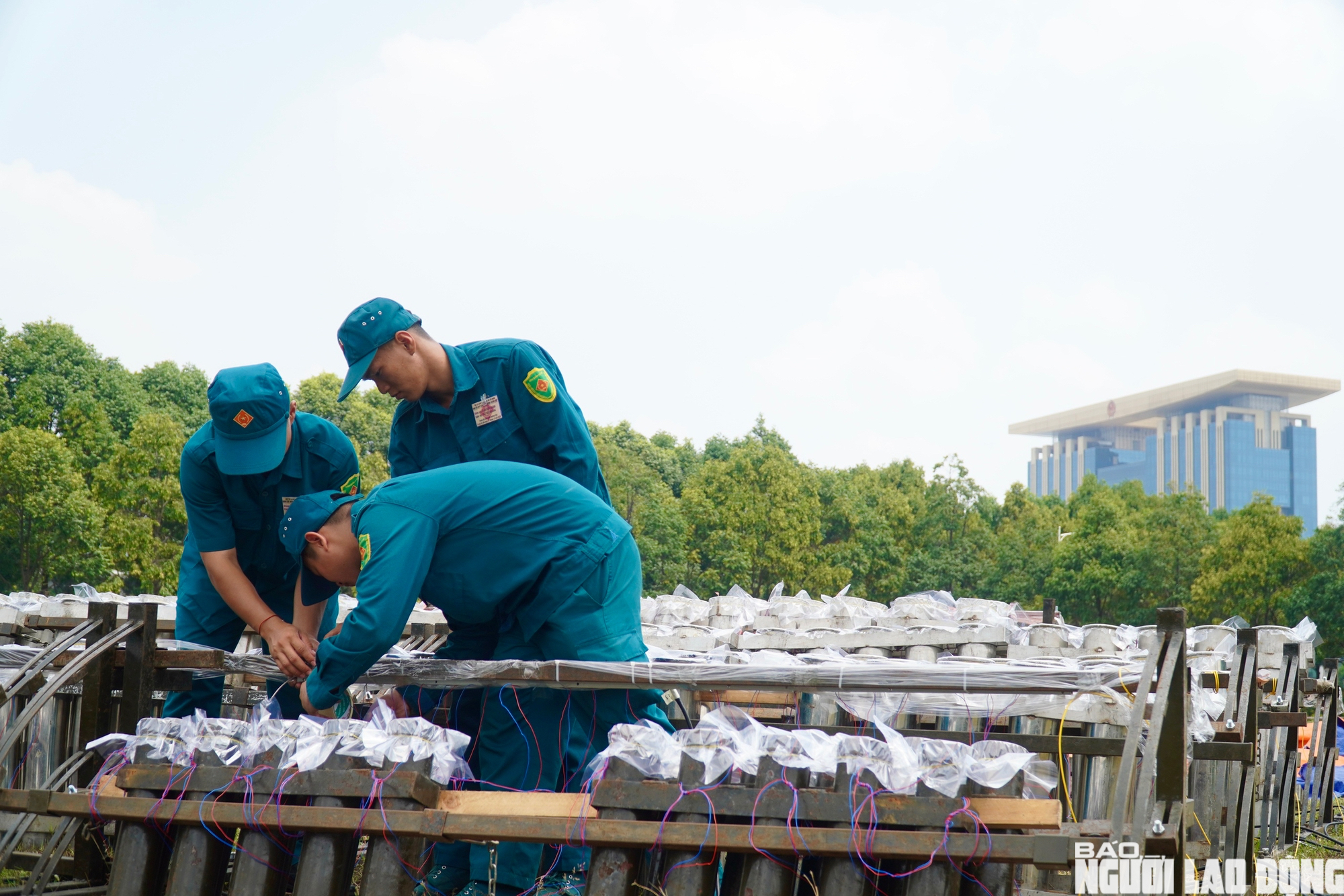 Cận cảnh trận địa ph&aacute;o hoa B&igrave;nh Dương trước giờ khai hỏa 30 - 4 - Ảnh 2.