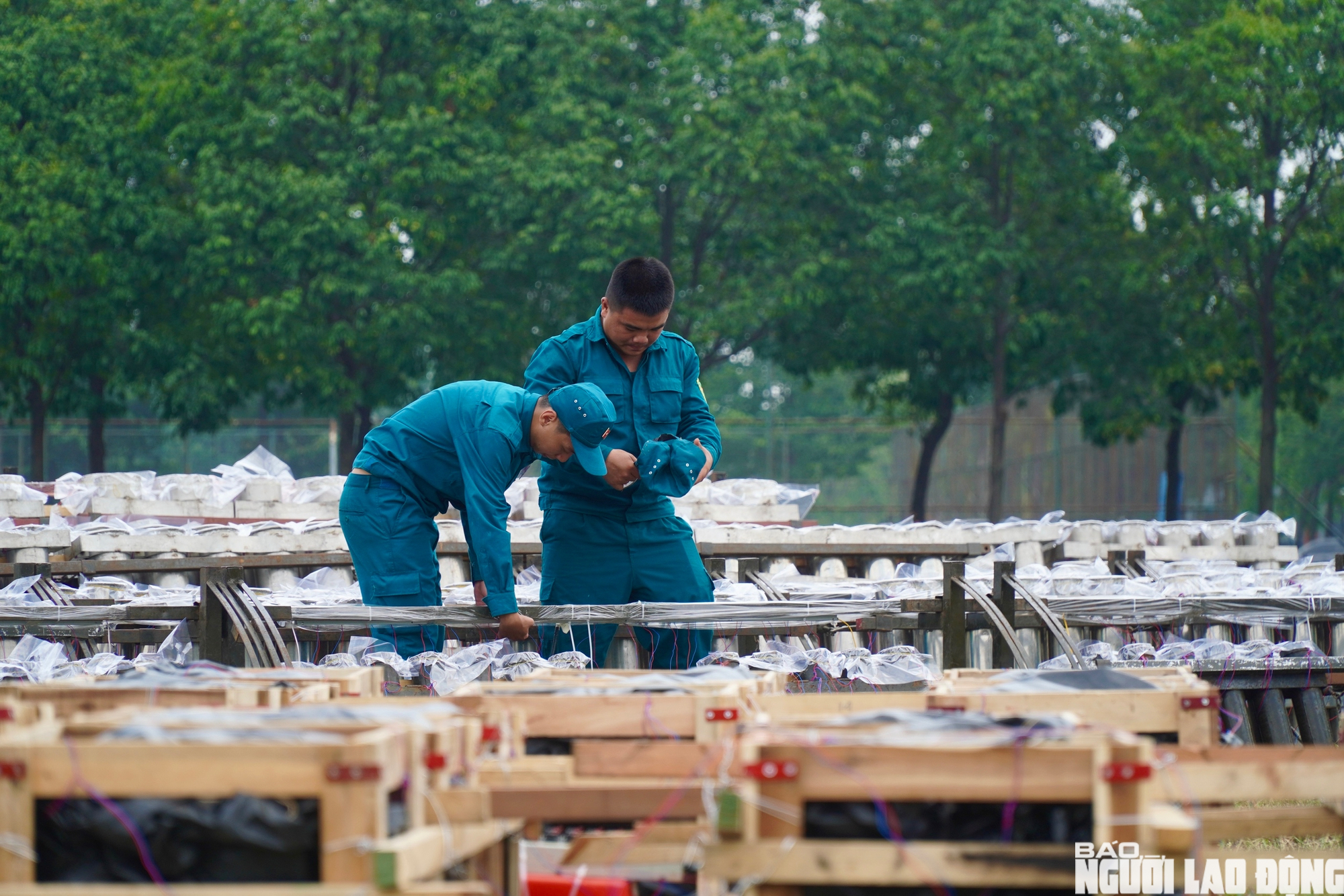 Cận cảnh trận địa ph&aacute;o hoa B&igrave;nh Dương trước giờ khai hỏa 30 - 4 - Ảnh 4.