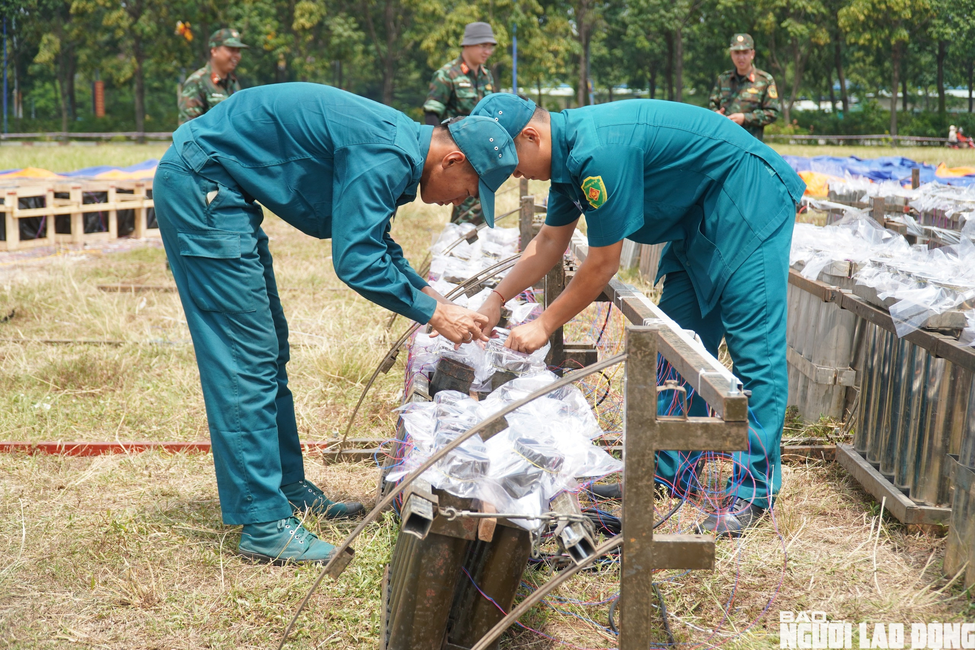 Cận cảnh trận địa ph&aacute;o hoa B&igrave;nh Dương trước giờ khai hỏa 30 - 4 - Ảnh 5.