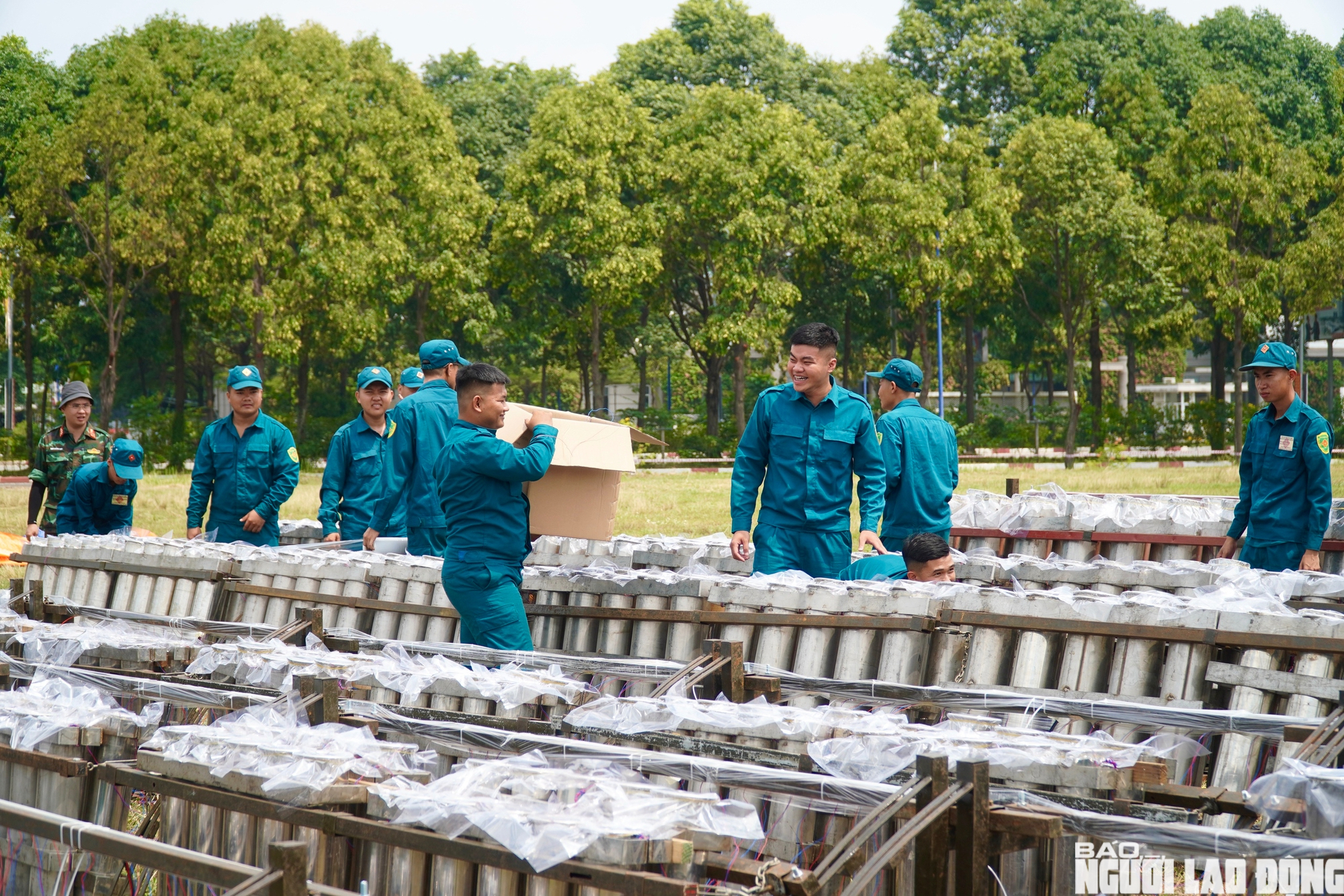 Cận cảnh trận địa ph&aacute;o hoa B&igrave;nh Dương trước giờ khai hỏa 30 - 4 - Ảnh 6.