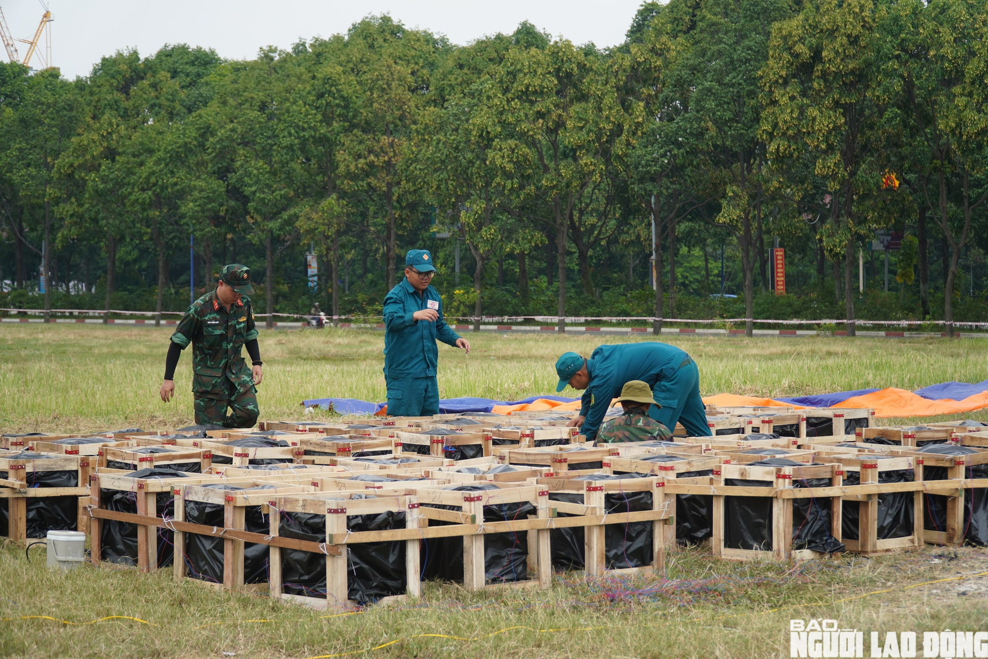 Cận cảnh trận địa ph&aacute;o hoa B&igrave;nh Dương trước giờ khai hỏa 30 - 4 - Ảnh 7.