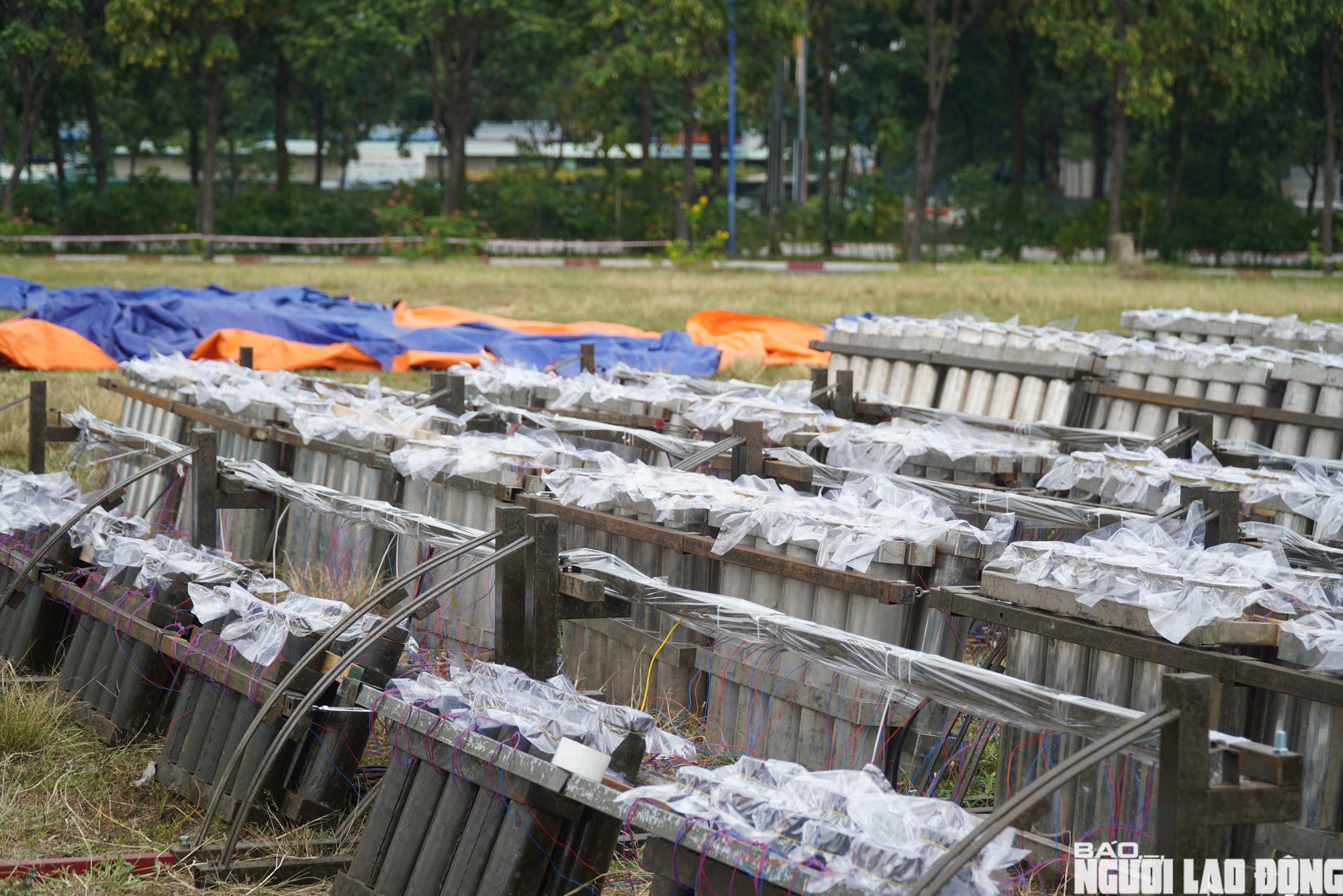 Cận cảnh trận địa ph&aacute;o hoa B&igrave;nh Dương trước giờ khai hỏa 30 - 4 - Ảnh 10.