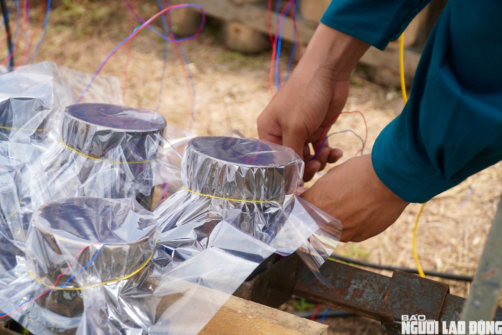 Cận cảnh trận địa ph&aacute;o hoa B&igrave;nh Dương trước giờ khai hỏa 30 - 4 - Ảnh 11.