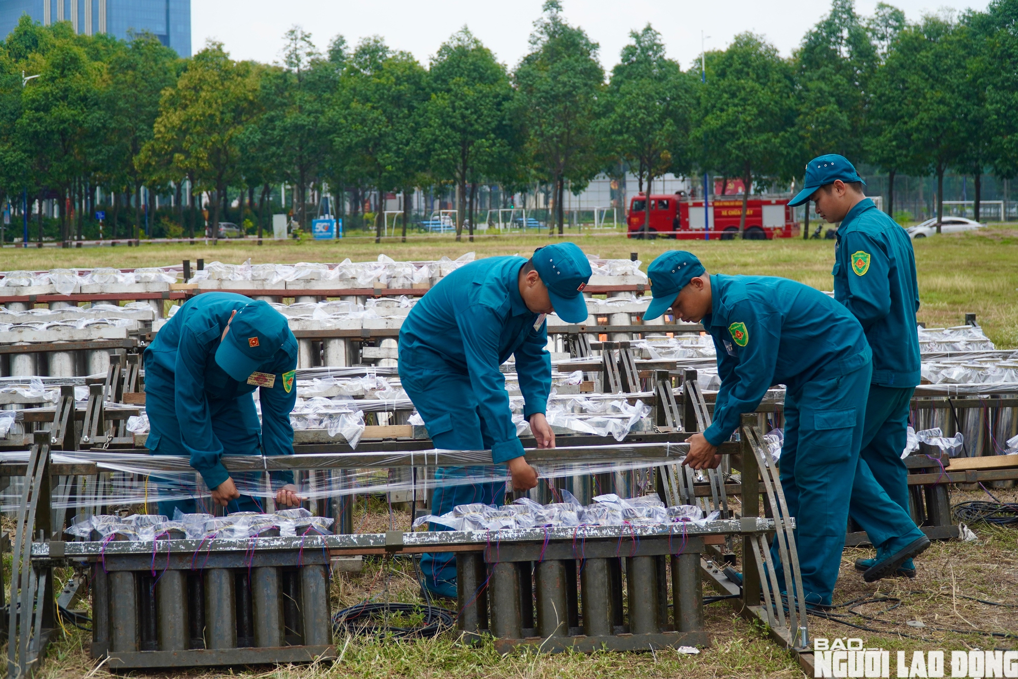 Cận cảnh trận địa ph&aacute;o hoa B&igrave;nh Dương trước giờ khai hỏa 30 - 4 - Ảnh 12.