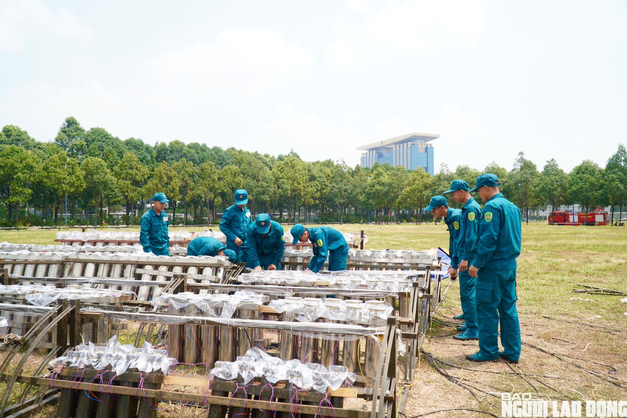 Cận cảnh trận địa ph&aacute;o hoa B&igrave;nh Dương trước giờ khai hỏa 30 - 4 - Ảnh 13.