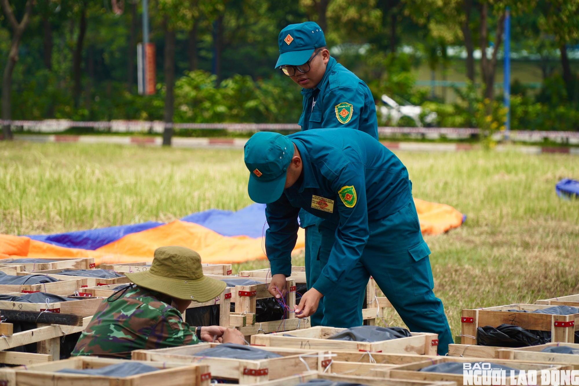 Cận cảnh trận địa ph&aacute;o hoa B&igrave;nh Dương trước giờ khai hỏa 30 - 4 - Ảnh 14.