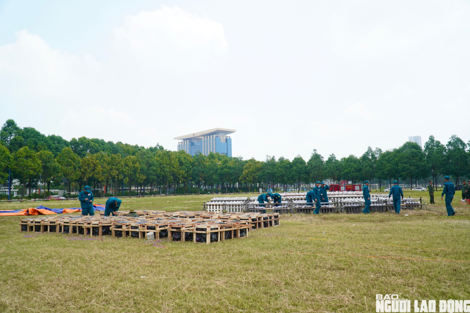 Cận cảnh trận địa ph&aacute;o hoa B&igrave;nh Dương trước giờ khai hỏa 30 - 4 - Ảnh 15.