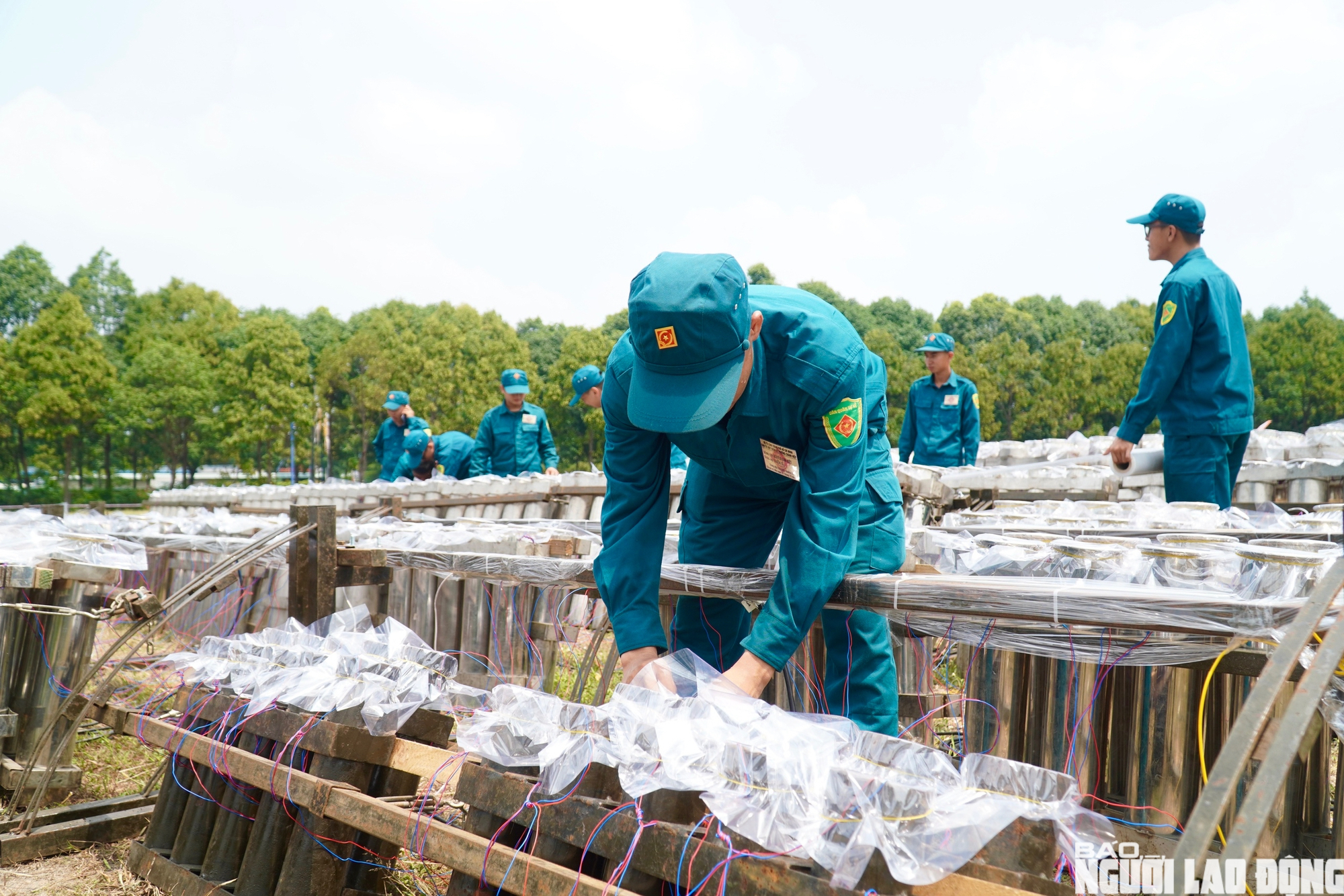 Cận cảnh trận địa ph&aacute;o hoa B&igrave;nh Dương trước giờ khai hỏa 30 - 4 - Ảnh 16.