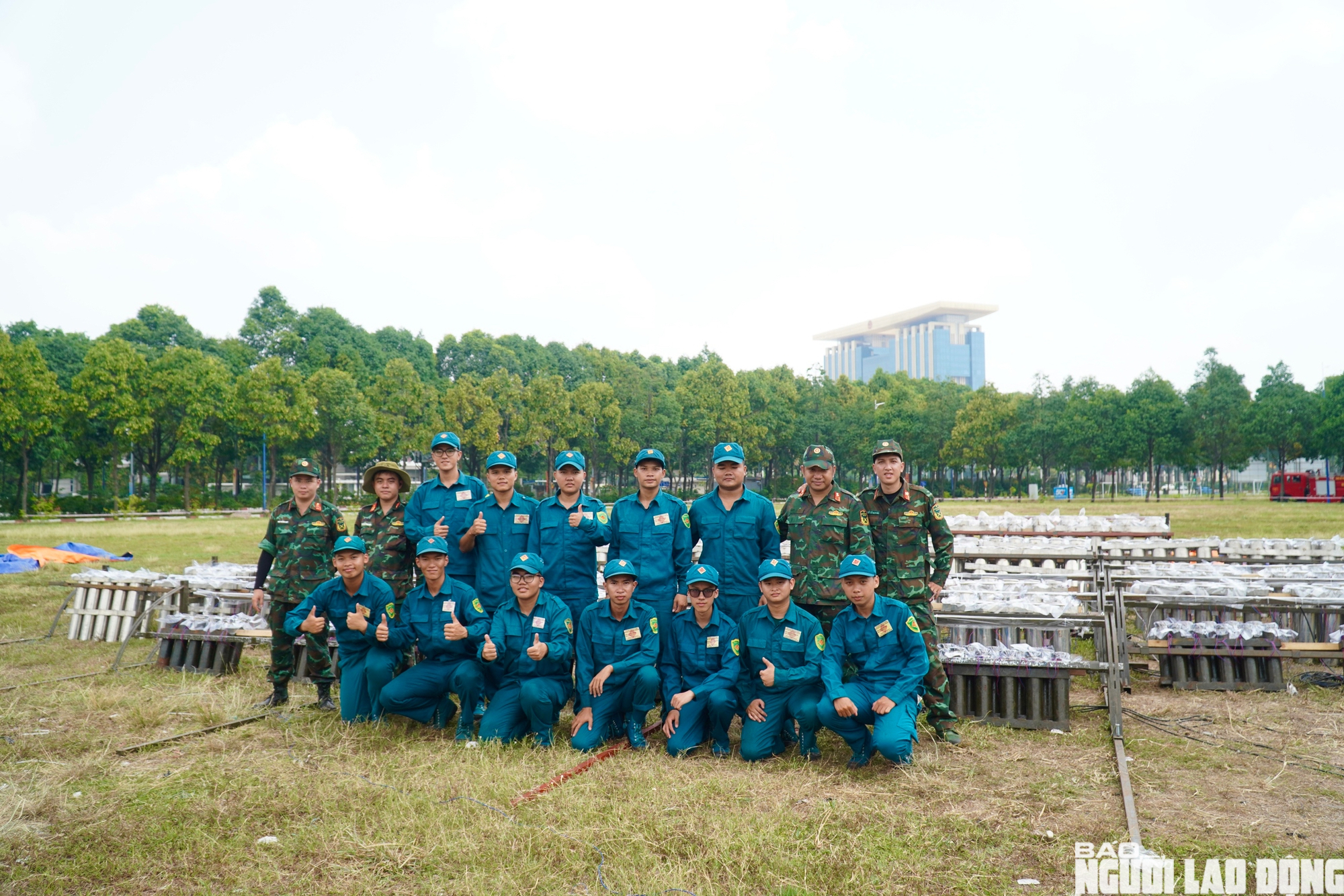 Cận cảnh trận địa ph&aacute;o hoa B&igrave;nh Dương trước giờ khai hỏa 30 - 4 - Ảnh 17.